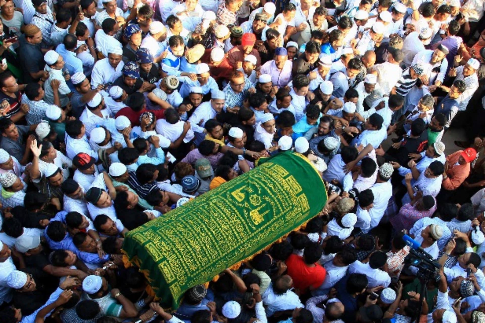 <p>FILE PHOTO – Supporters carry the coffin of Ko Ni, a prominent member of Myanmar’s Muslim minority and legal adviser for Myanmar’s ruling National League for Democracy, after he was shot dead, in Yangon, Myanmar January 30, 2017. REUTERS/Mg Nyi Nyi</p>
