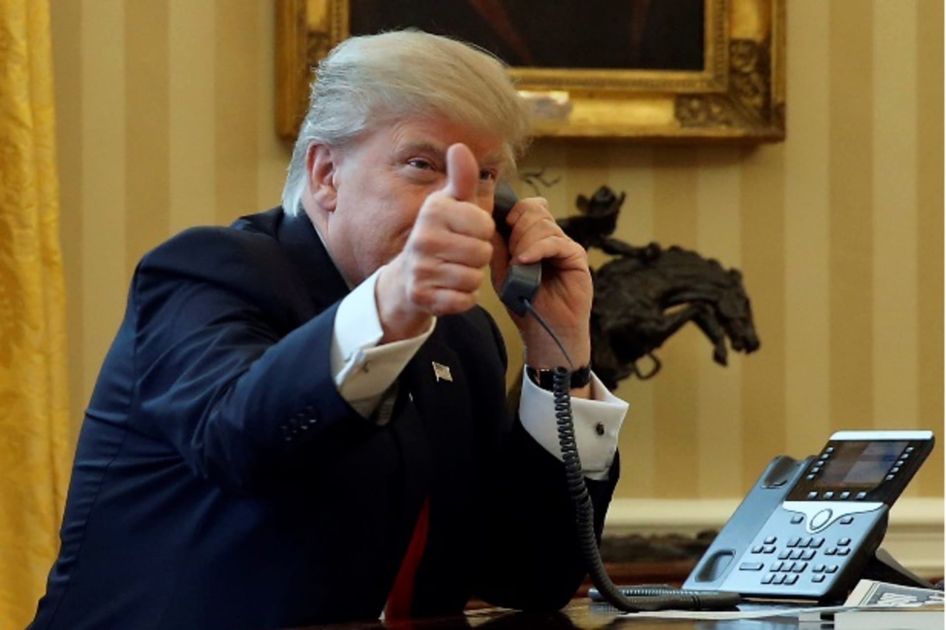 <p>U.S. President Donald Trump gives a thumbs-up to reporters as he waits to speak by phone with the Saudi Arabia’s King Salman in the Oval Office at the White House in Washington, U.S. January 29, 2017. REUTERS/Jonathan Ernst</p>
