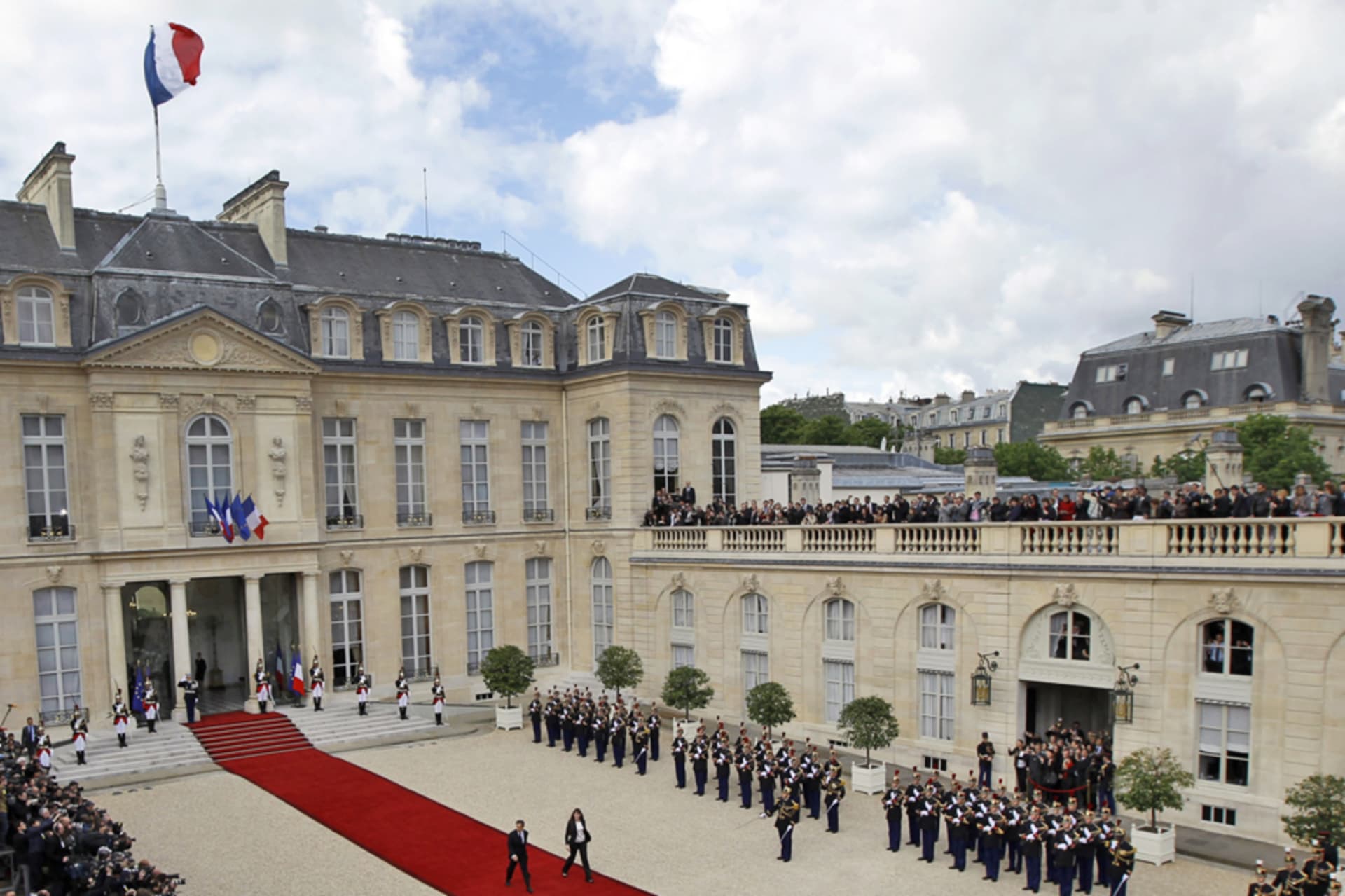 <p>France’s outgoing President Sarkozy and his wife leave the Elysee Palace after the handover ceremony with President Hollande, May 15, 2012. </p>
