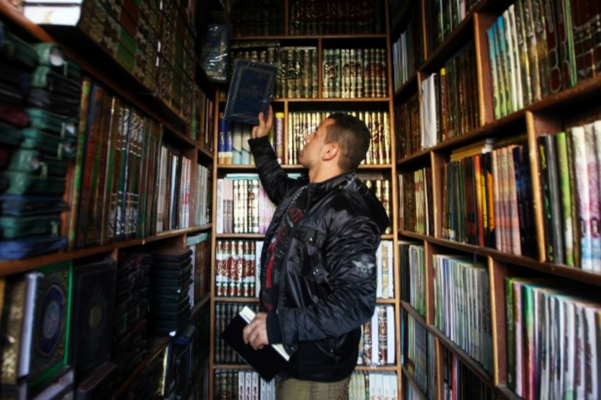 <p>A man browses a selection of Islamic books at a shop in the old city of Cairo (Amr Abdallah Dalsh/Reuters).</p>
