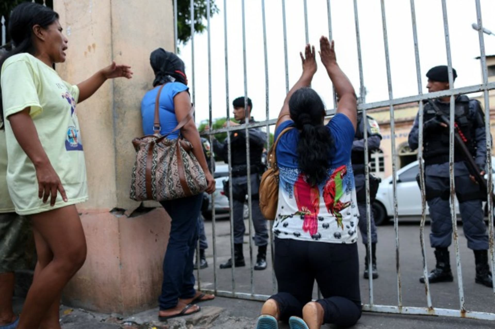 <p>Relatives of inmates react in front of Desembargador Raimundo Vidal Pessoa jail in the center of the Amazonian city of Manaus, Brazil, January 8, 2017 (Reuters/Michael Dantas).</p>
