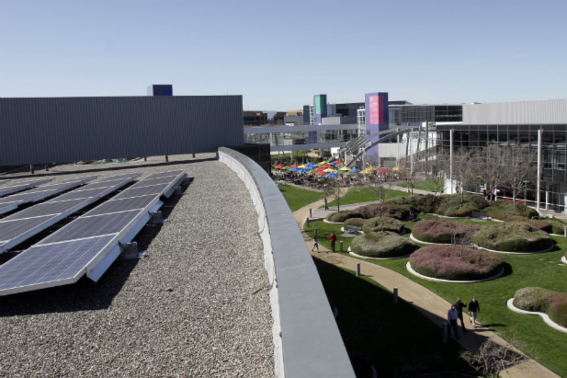 <p>The Googleplex, Google’s corporate headquarters, generates much of its power from rooftop solar installations (Reuters/Erin Siegel)</p>
