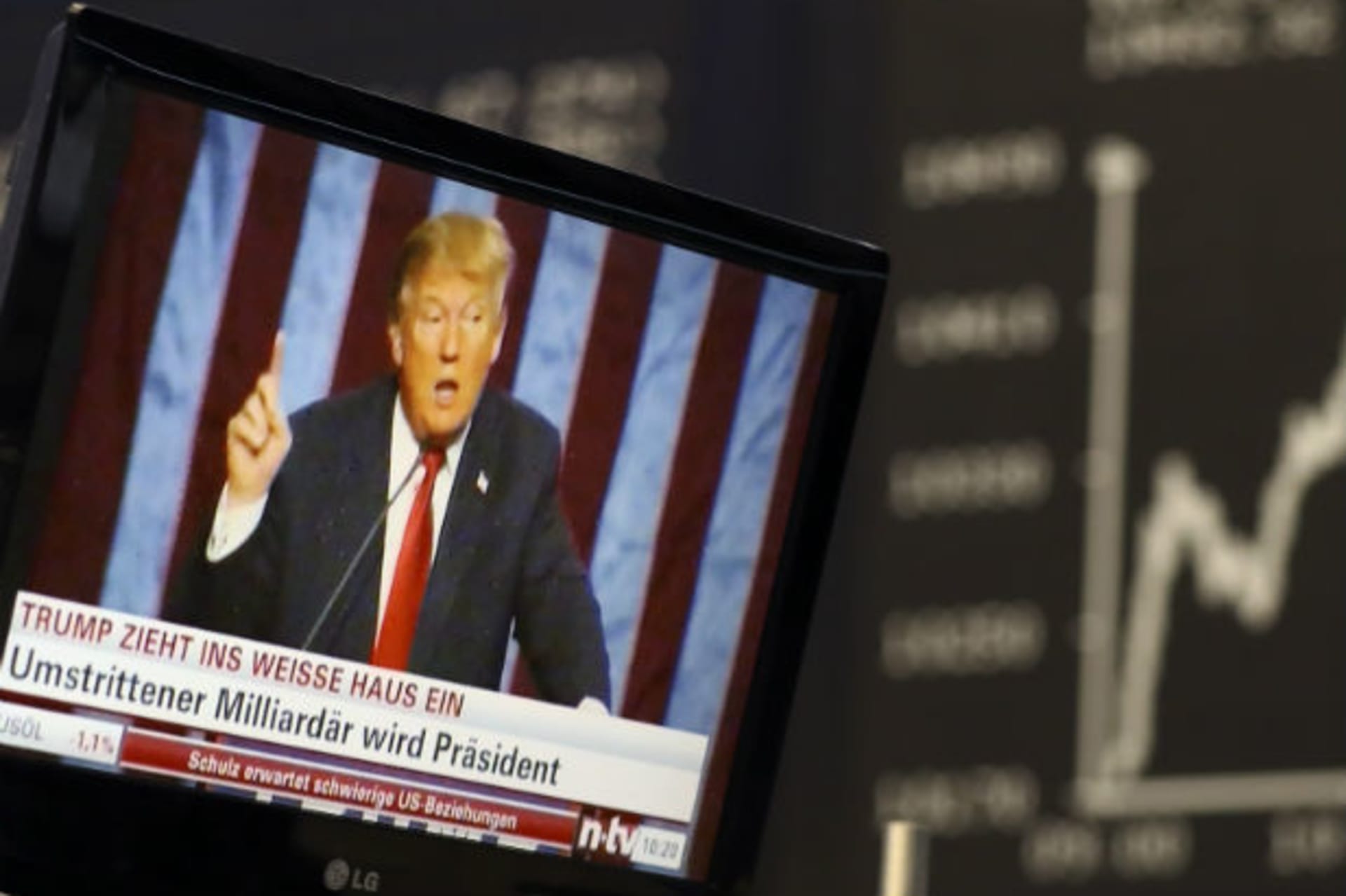 rtx2sqxq-trump-reuters