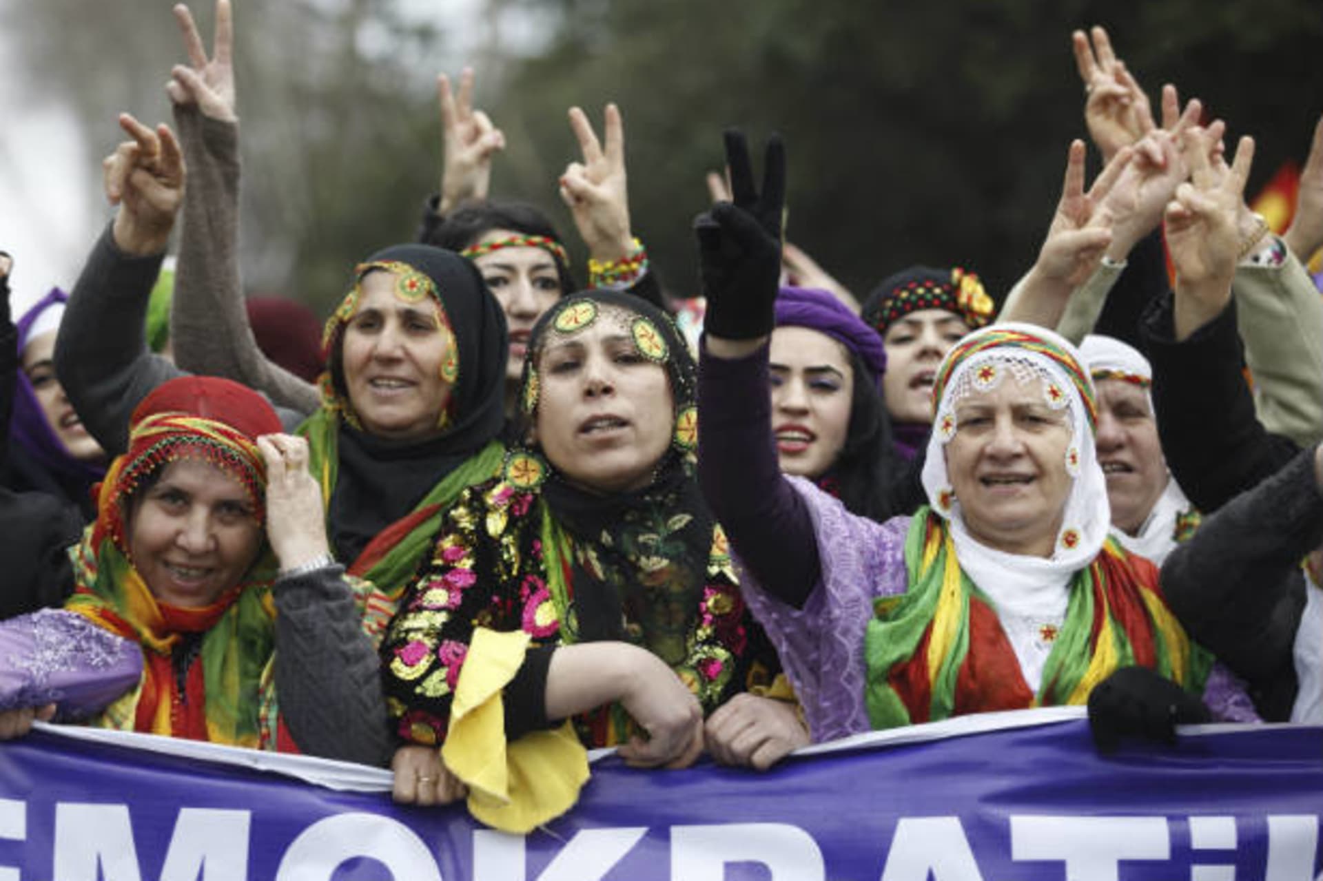 women-rally-turkey_rtr3gb8d
