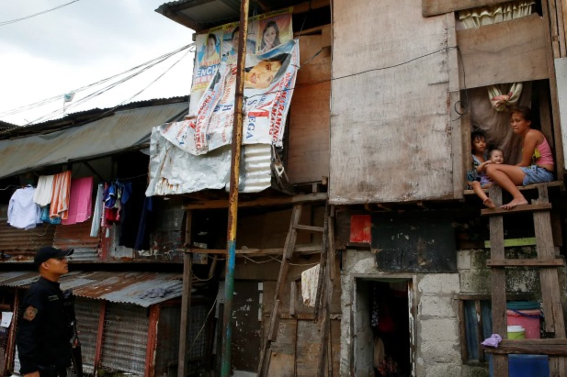 <p>A police officer from the SWAT team stands guard during an anti-drugs operation in Mandaluyong, Metro Manila in the Philippines, November 12, 2016 (Reuters/Erik De Castro).</p>
