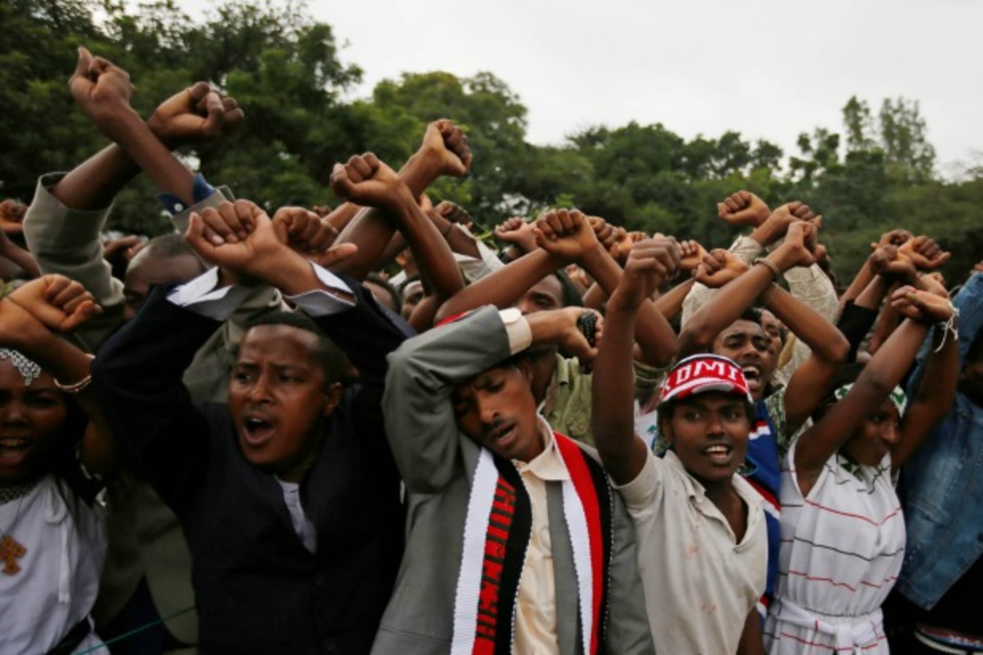 <p>Demonstrators chant slogans while flashing the Oromo protest gesture during Irreecha, the thanksgiving festival of the Oromo people, in Bishoftu town, Oromia region, Ethiopia, October 2, 2016 (Reuters/Tiksa Negeri).</p>
