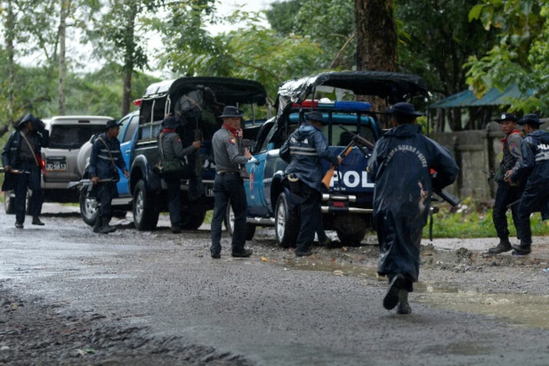 <p>Police forces prepare to patrol in Maungdaw township at Rakhine state, northeast Myanmar, October 12, 2016. REUTERS/Stringer</p>
