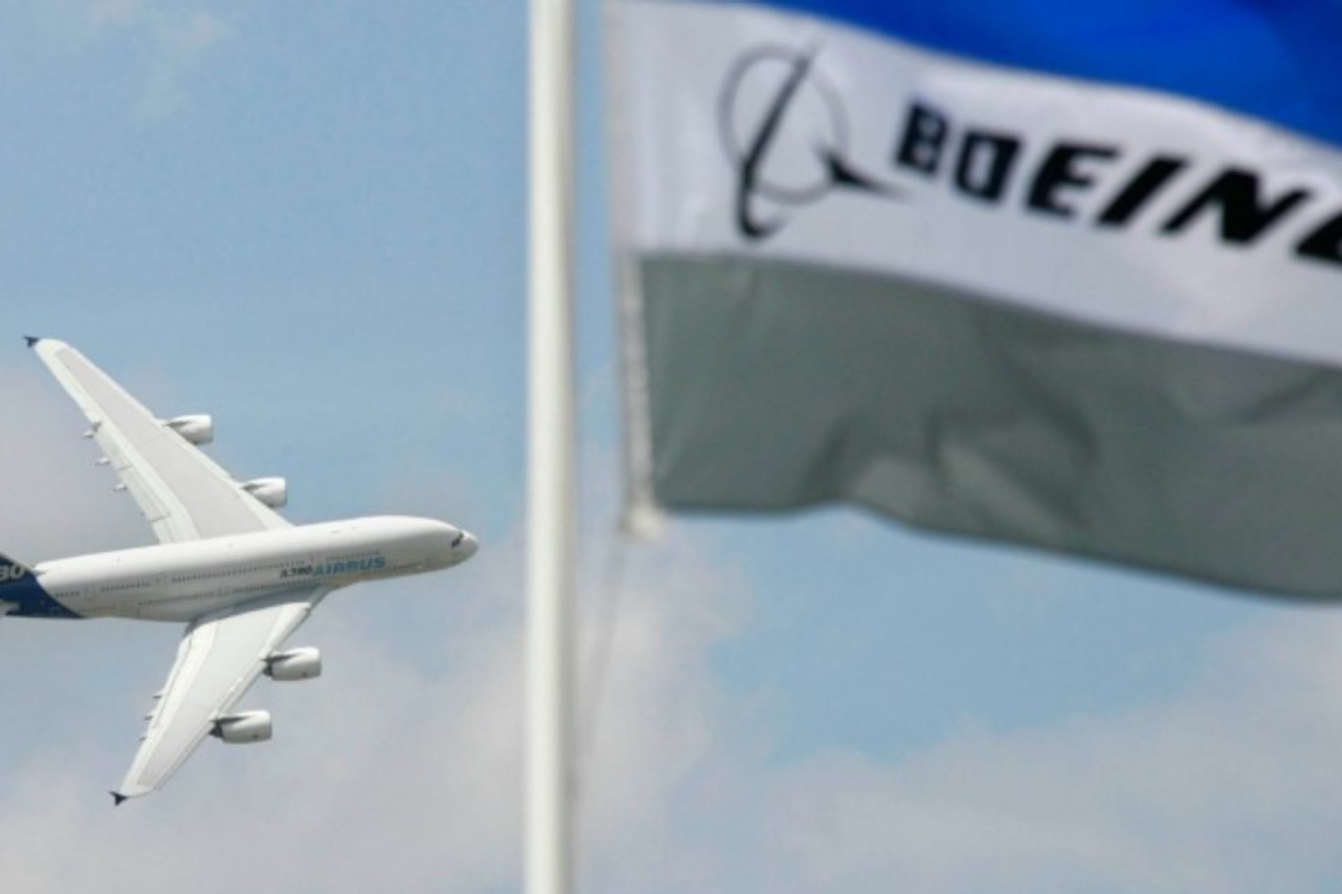 <p>An Airbus A380 performs during a flying display at the 47th Paris Air Show at Le Bourget airport near Paris, June 21, 2007 (Reuters/Pascal Rossigno).</p>
