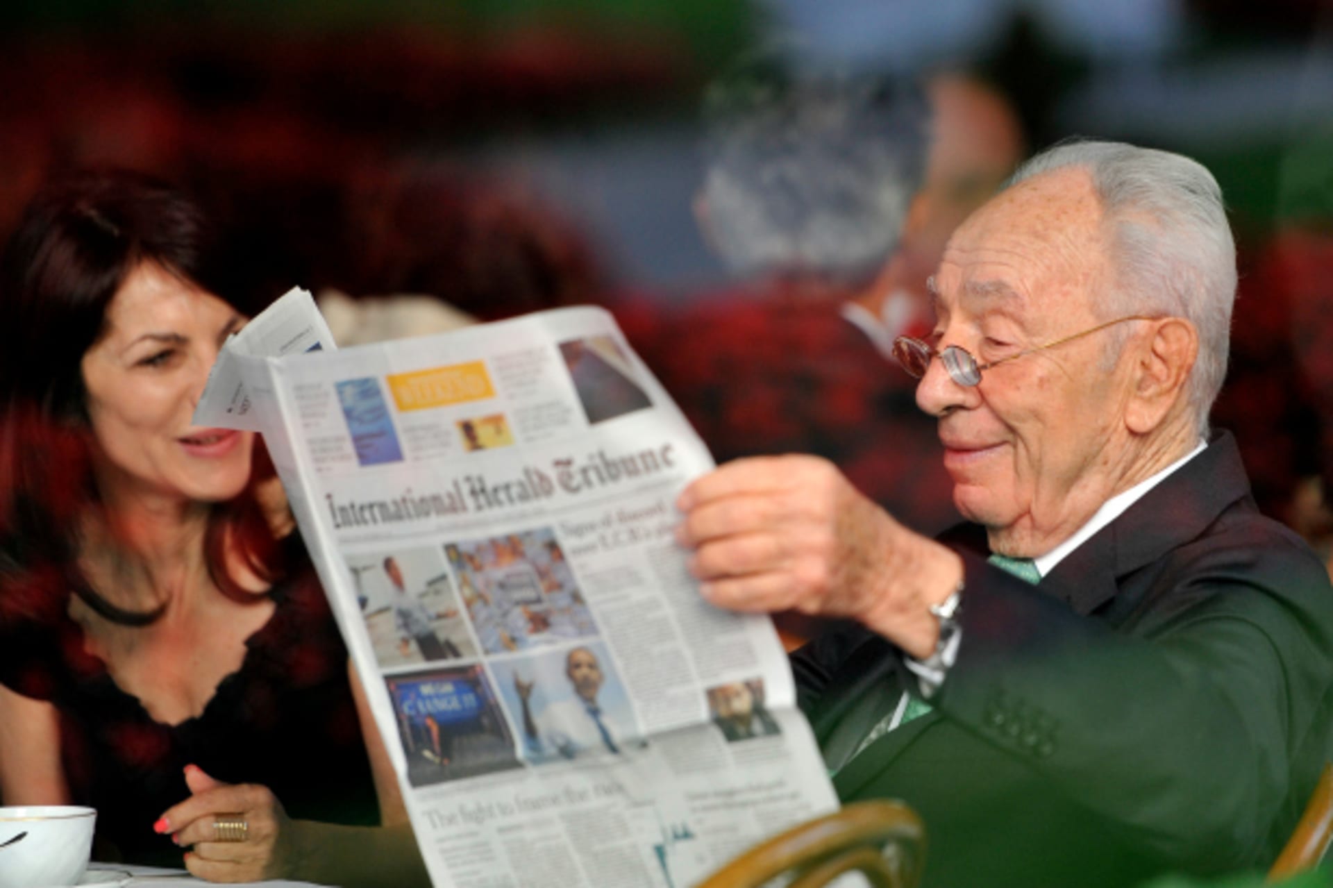 <p>Israeli President Shimon Peres reads a newspaper during the Ambrosetti workshop in Cernobbio, next to Como (Paolo Bona/Reuters).</p>