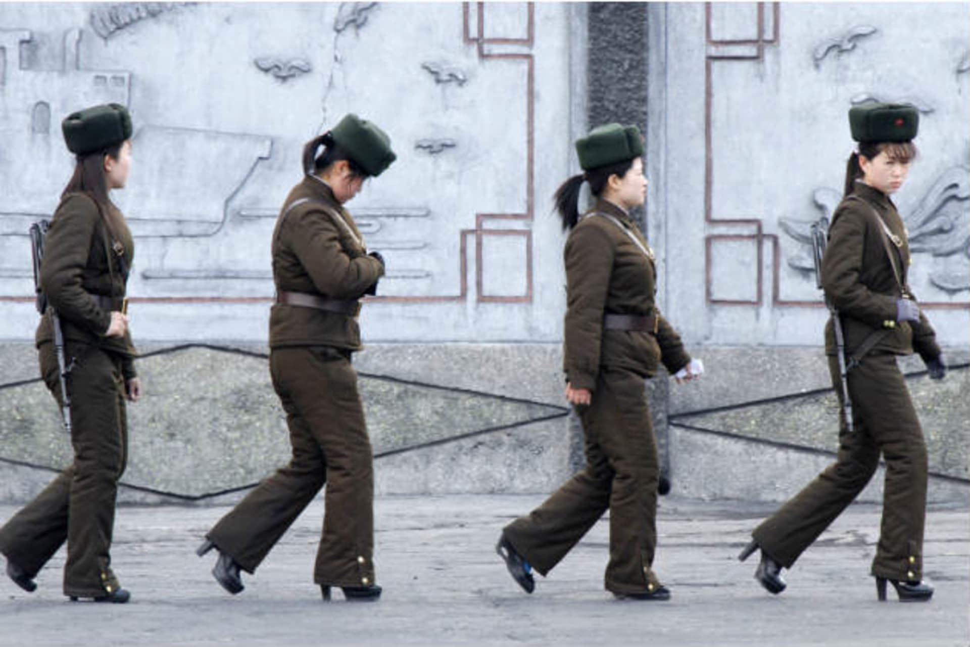<p>women soldiers north korea DMZ</p>
