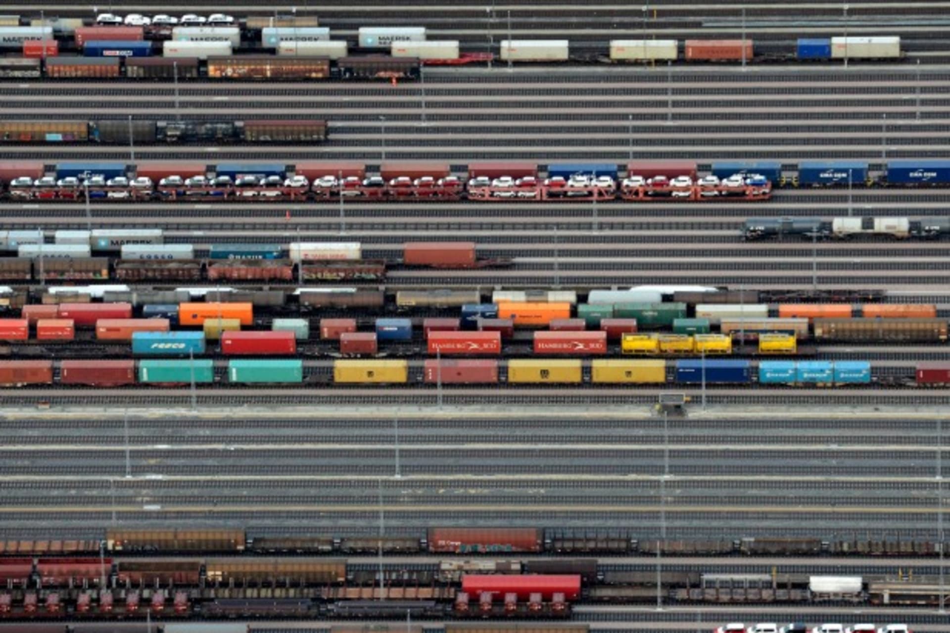 <p>Containers and cars are loaded on freight trains at the railroad shunting yard in Maschen near Hamburg September 23, 2012 (REUTERS/Fabian Bimmer).</p>
