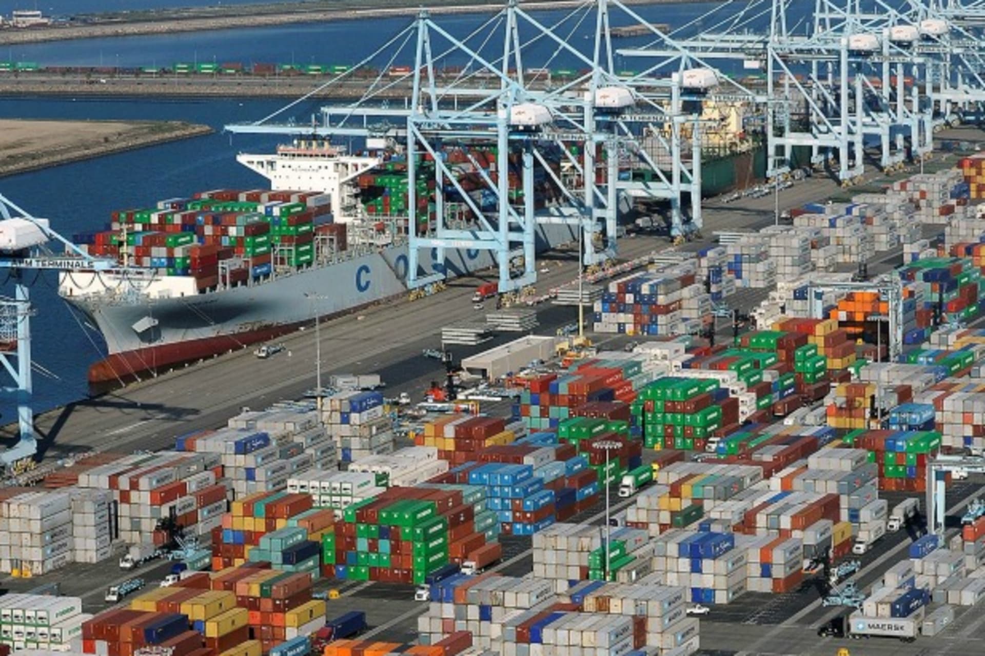 <p>Shipping containers sit at the ports of Los Angeles and Long Beach, California in this aerial photo taken February 6, 2015 (Reuters/Bob Riha, Jr.)</p>
