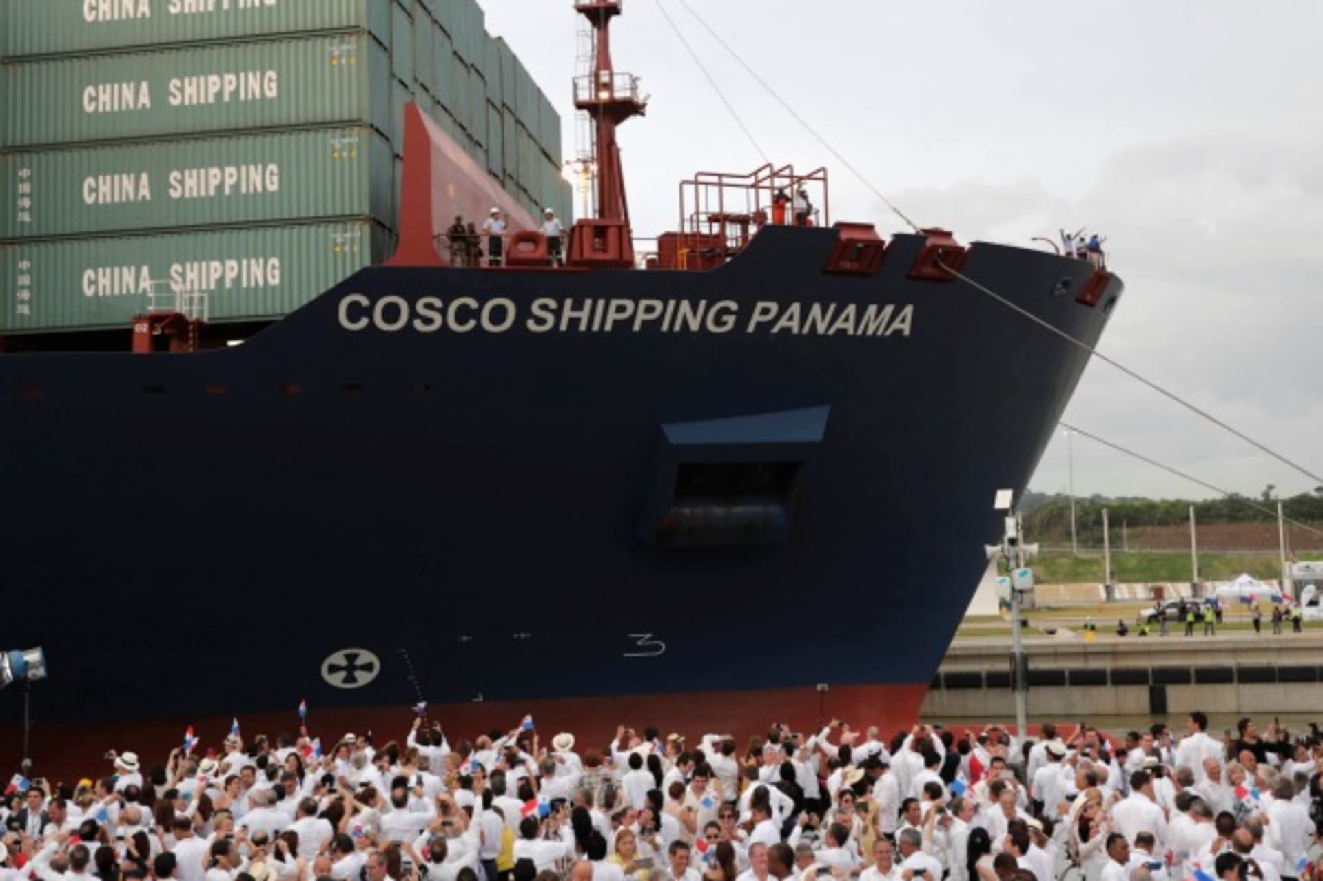 <p>People wave at a Chinese COSCO container vessel, as it arrives to Cocoli locks after crossing the Panama Canal to the Pacific …the new Panama Canal expansion project in Cocoli on the outskirts of Panama City, Panama June 26, 2016 (Reuters/Carlos Jasso).</p>
