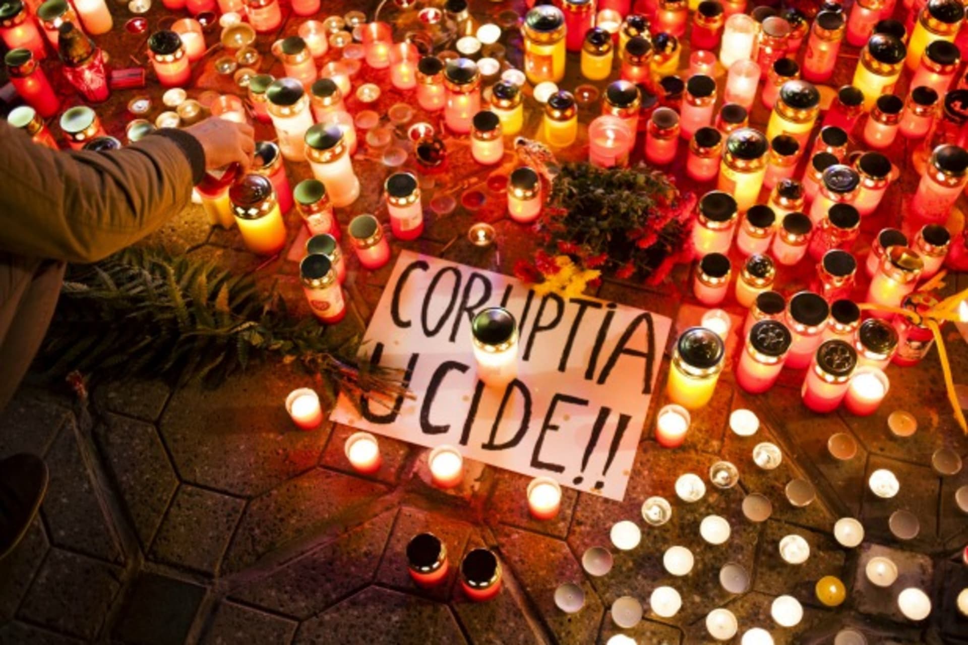 <p>A banner reading “Corruption kills” is placed among candles, lit in memoriam of more than 50 people killed when a fire erupted…e died reflect growing anger at a culture of official graft in one of Europe’s most corrupt countries (Reuters/Inquam Photos).</p>
