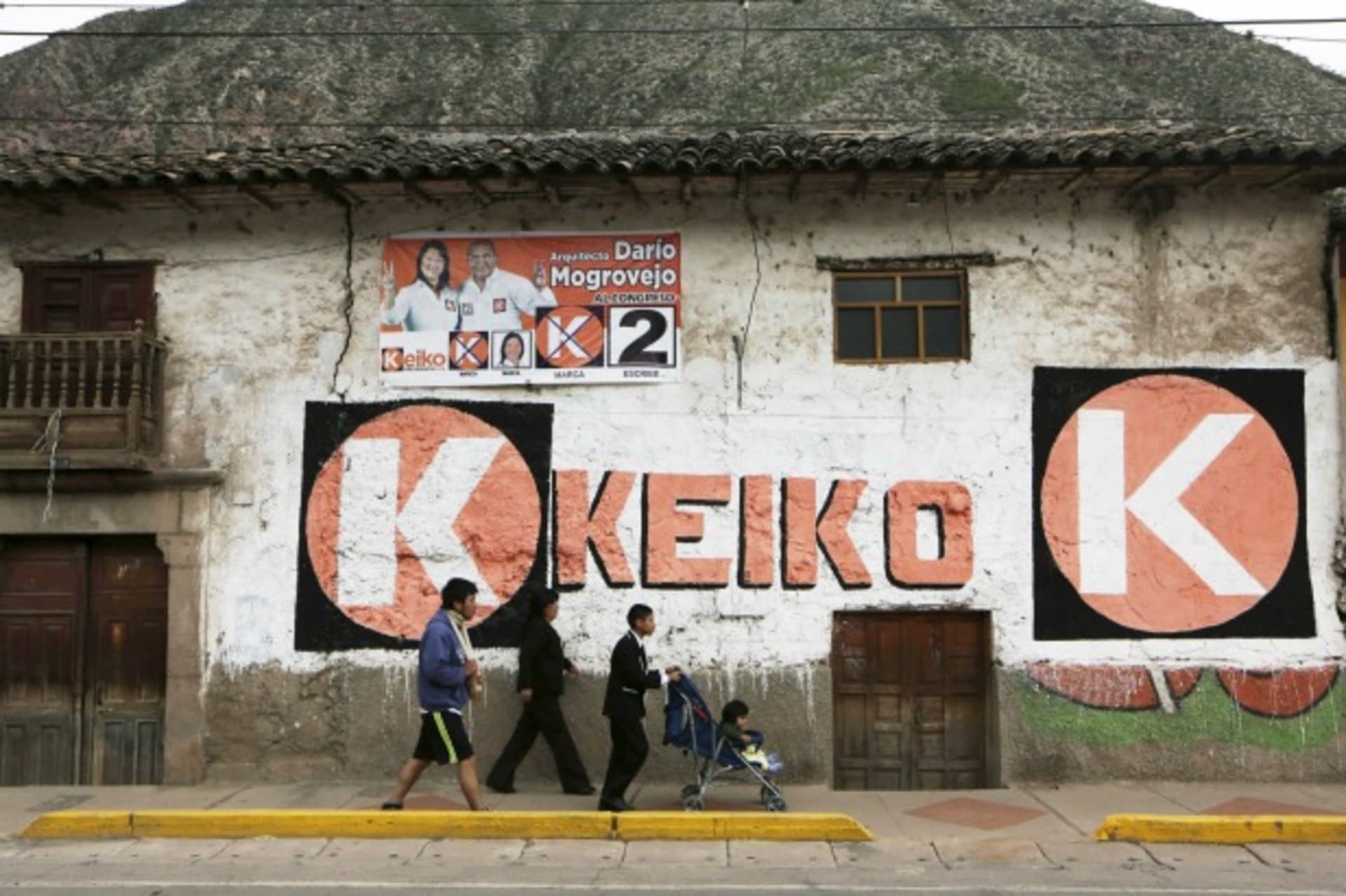<p>People walk past campaign electoral signs of Peru’s presidential candidate Keiko Fujimori in Cuzco, Peru, April 11, 2016 (Reuters/Janine Costa).</p>

