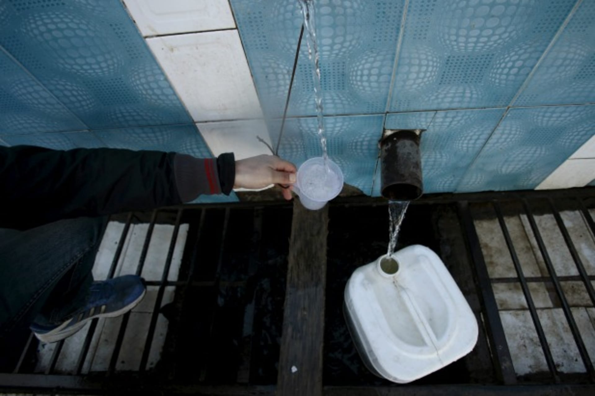 <p>A man fills a glass with water from a spring in Chiffa in Medea Governorate, Algeria (Reuters/Ramzi Boudina).</p>
