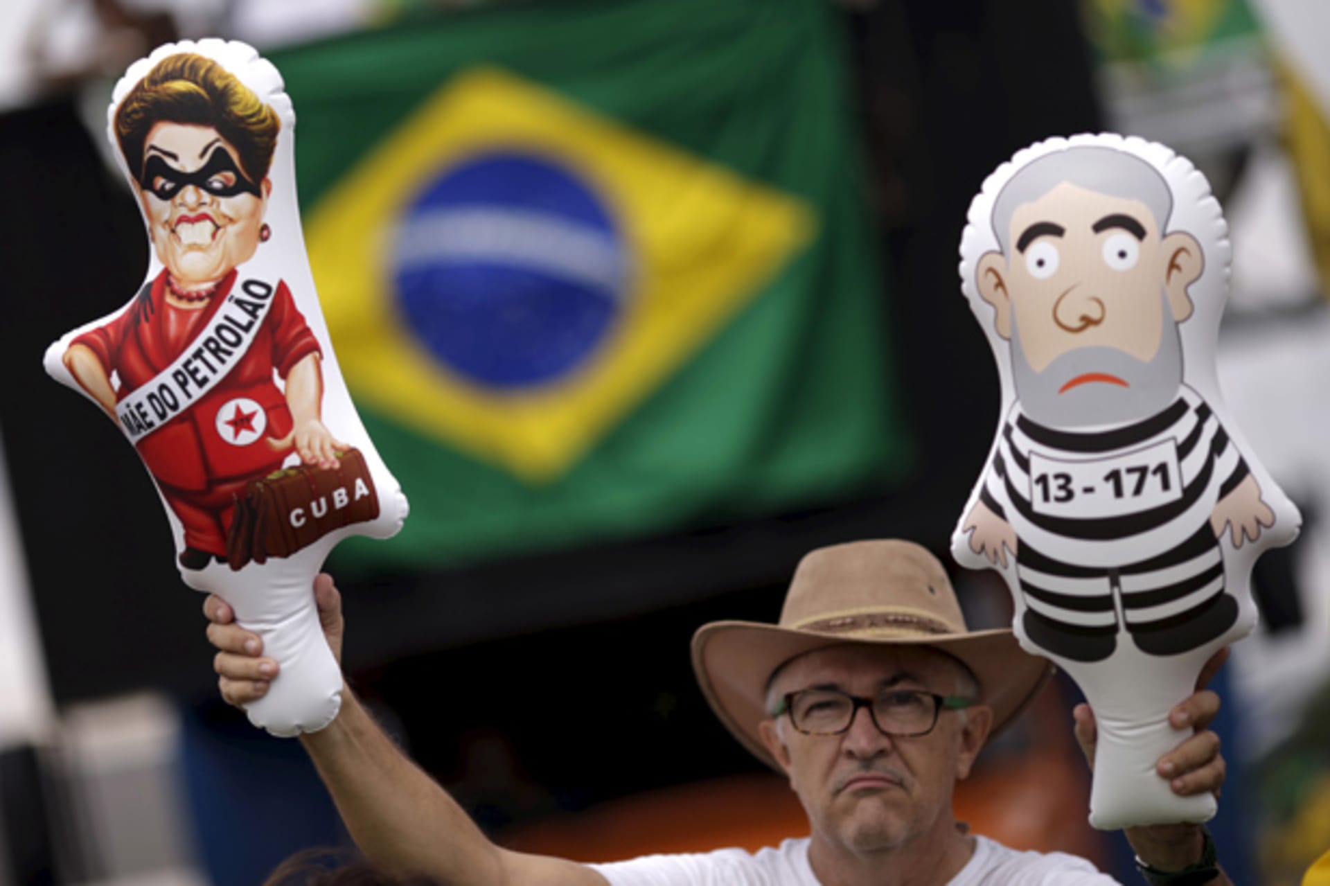 <p>A demonstrator holds inflatable dolls depicting Brazil’s former president Luiz Inacio Lula da Silva (R) and Brazil’s President… for the impeachment of Rousseff near the National Congress in Brasilia, Brazil, December 13, 2015 (Ueslei Marcelino/Reuters).</p>
