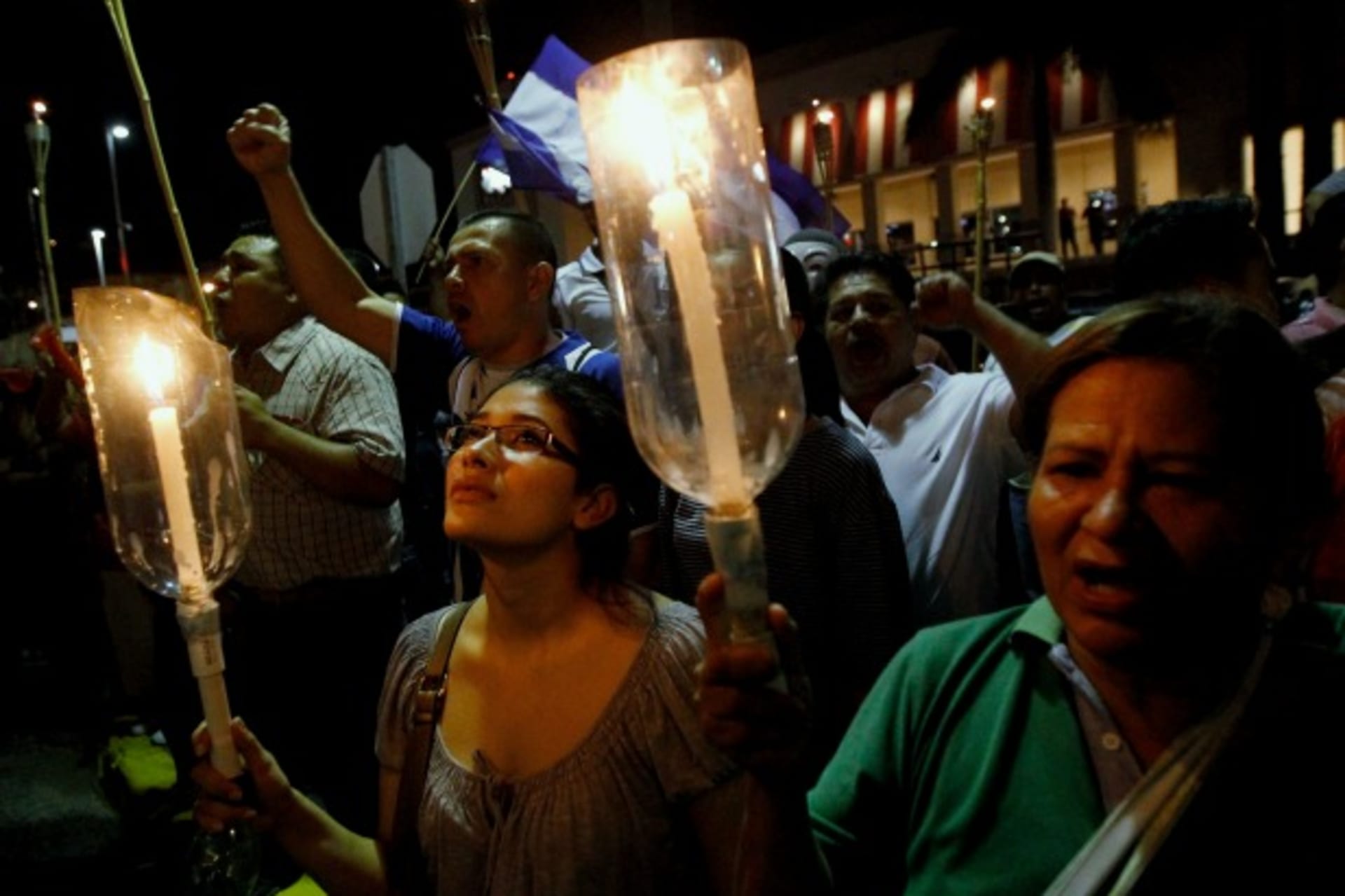 <p>Demonstrators hold candles as they sing the national anthem during a march to demand the resignation of Honduras’ President Ju…tion of Hernandez over a $200-million corruption scandal at the Honduran Institute of Social Security (Reuters/Jorge Cabrera).</p>
