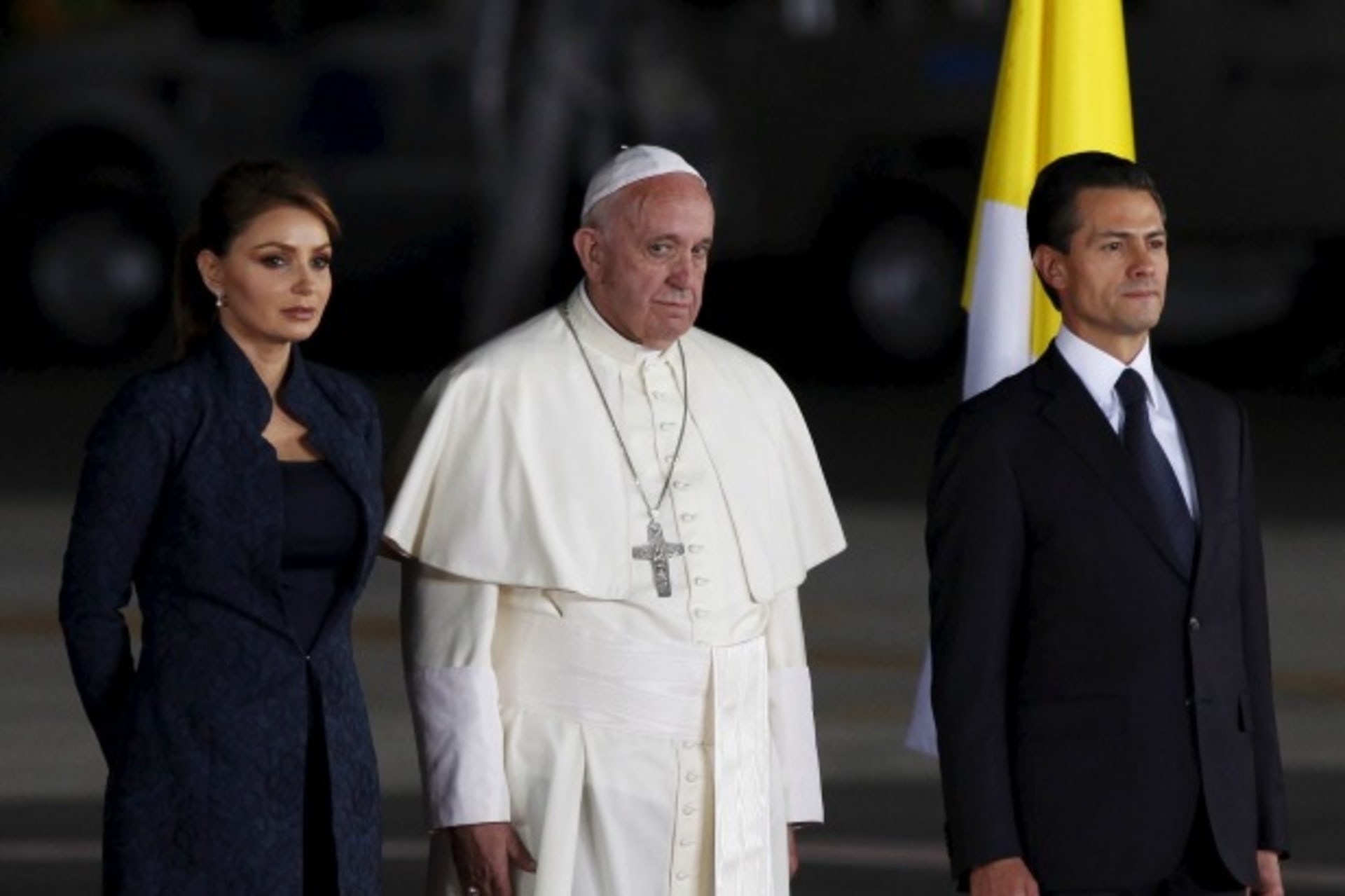 <p>Pope Francis (C), Mexico’s President Enrique Pena Nieto (R) and his wife, Mexico’s first lady Angelica Rivera stand together during a farewell ceremony in Ciudad Juarez, Mexico, February 17, 2016 (Reuters/Jose Luis Gonzalez).</p>
