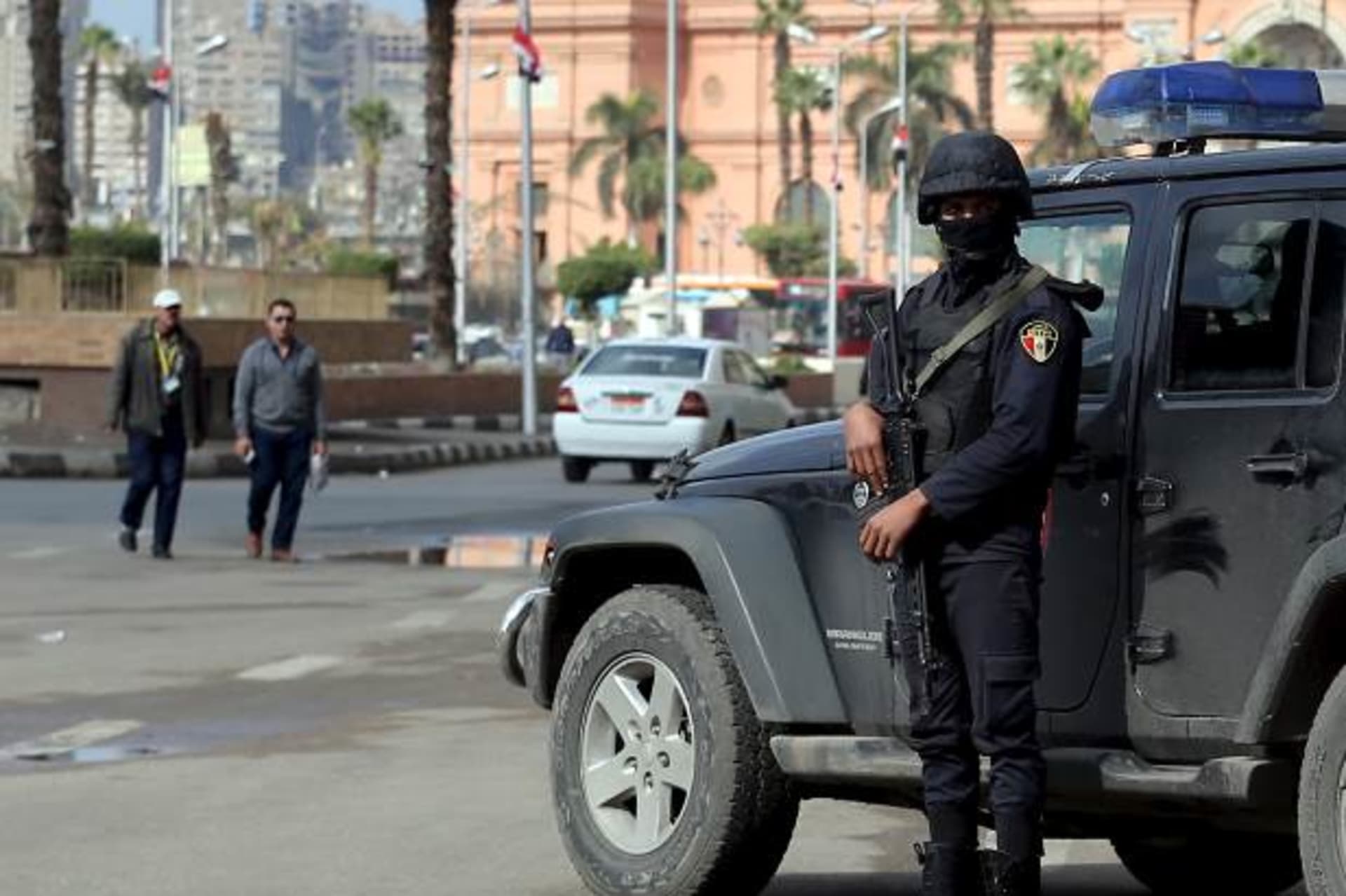 <p>Members of security forces keep watch in Tahrir Square before the fifth anniversary of the January 25 uprising, in Cairo, Egypt, January 24, 2016 (Reuters/Mohamed Abd El Ghany).</p>
