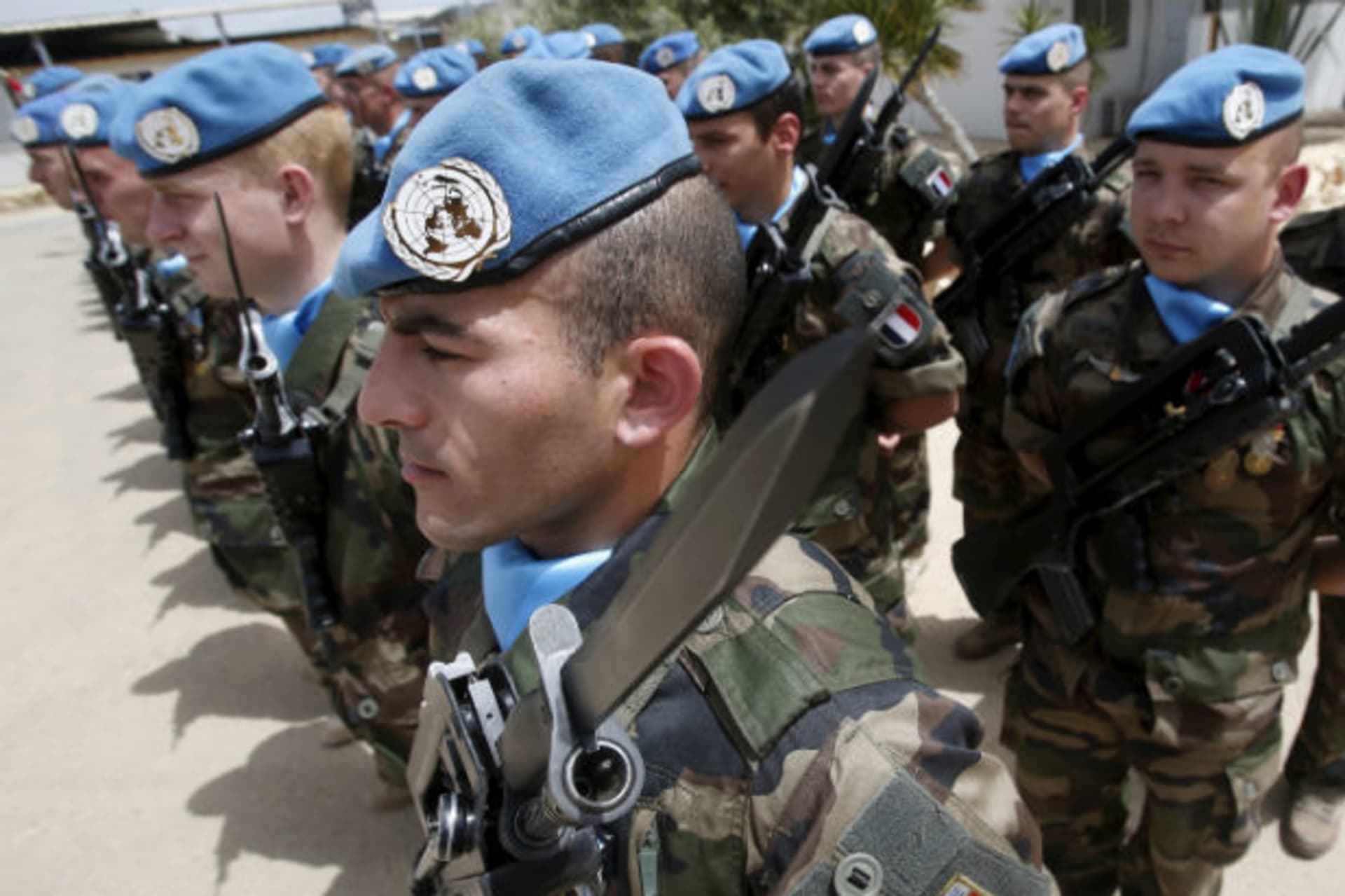 <p>French peacekeepers of the United Nations Interim Force in Lebanon (UNIFIL) stand at attention during the visit of French Defense Minister Jean-Yves Le Drian to their base in Deir Kifa village in southern Lebanon on April 20, 2015.</p>
