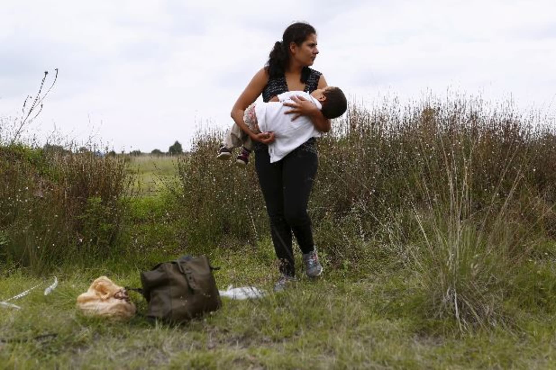 <p>A Salvadoran immigrant carries her son while standing in vegetation to hide from organized crime bands in Huehuetoca, near Mex…easing number of Central Americans are sneaking across Mexico’s border en route to the United States (Reuters/Edgard Garrido).</p>
