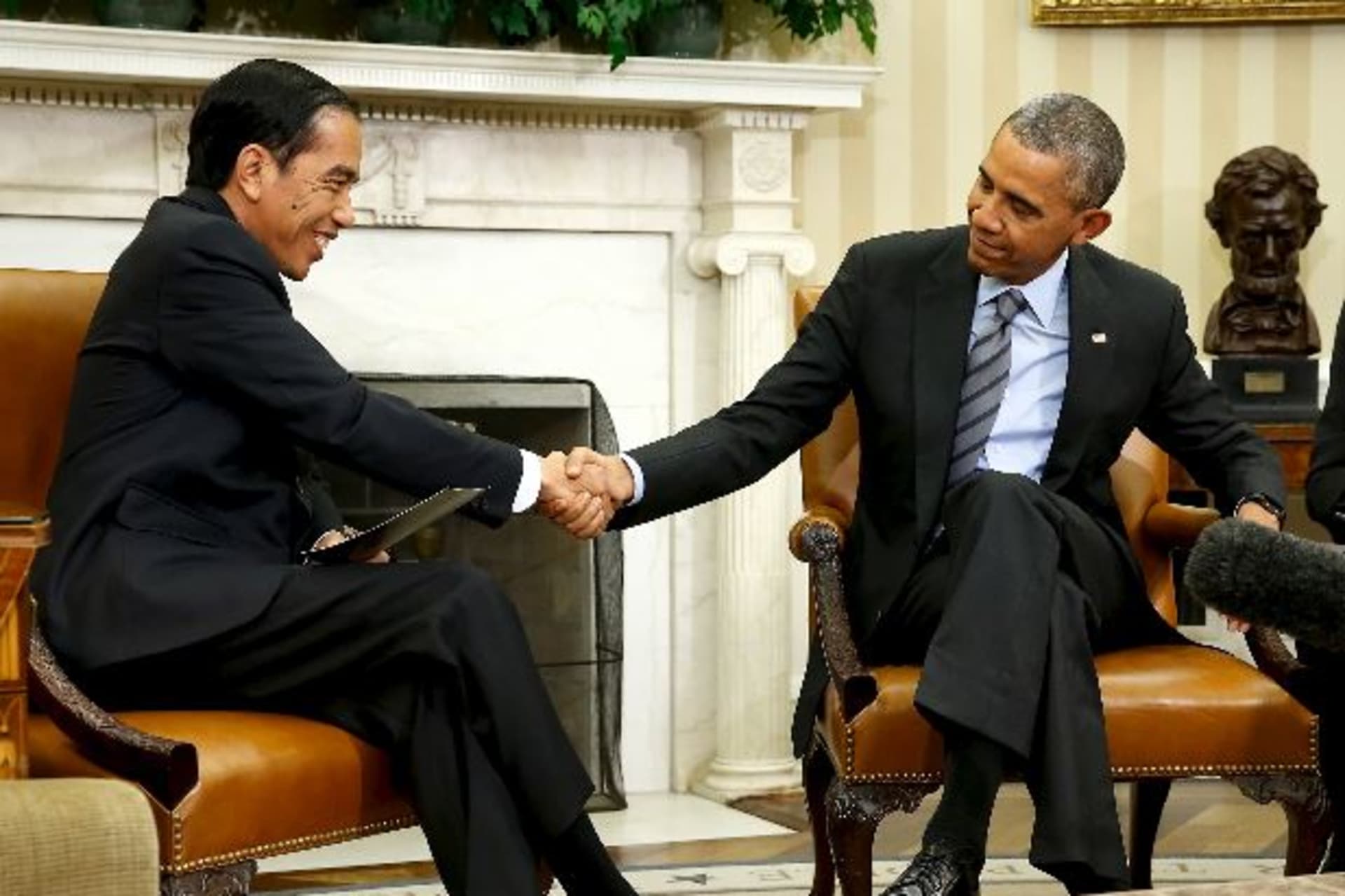 <p>U.S. President Barack Obama (R) and Indonesia’s President Joko Widodo (L) shake hands after their meeting in the Oval Office at the White House in Washington, October 26, 2015. (Reuters/Jonathan Ernst).</p>
