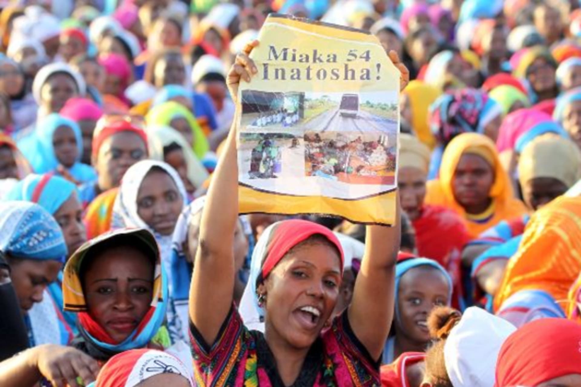 <p>A supporter of former Tanzania’s Prime Minister and main opposition party CHADEMA presidential candidate Edward Lowassa cheers…ly in Tanga October 21, 2015. Tanzanians will go to the polls on October 25 to elect their fifth president. (Reuters/Stringer)</p>
