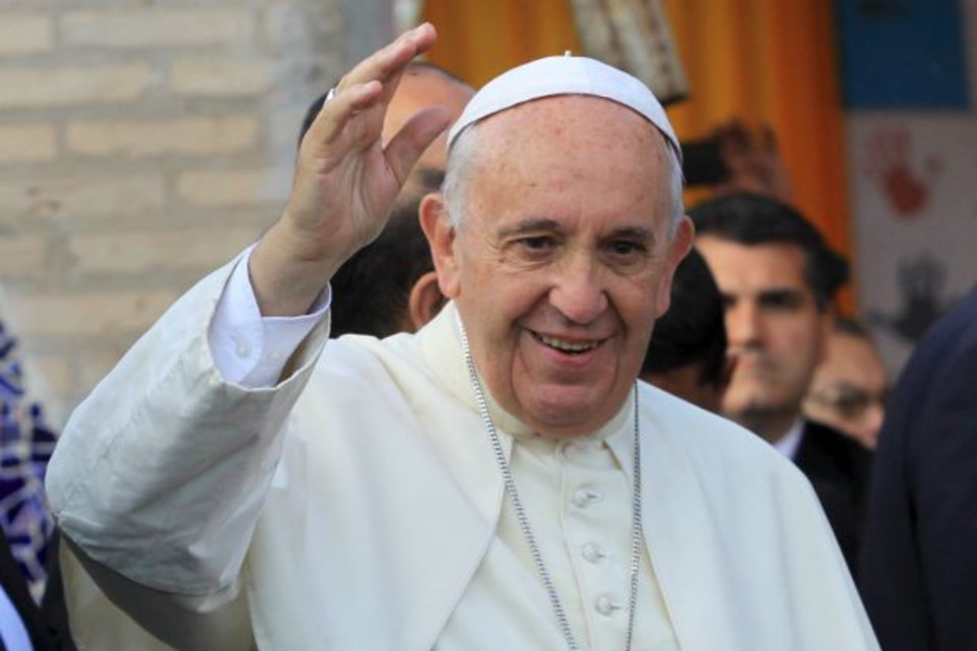 <p>Pope Francis waves while visiting the Banado Norte neighborhood in Asuncion, Paraguay, July 12, 2015. REUTERS/Lucas Nunez</p>
