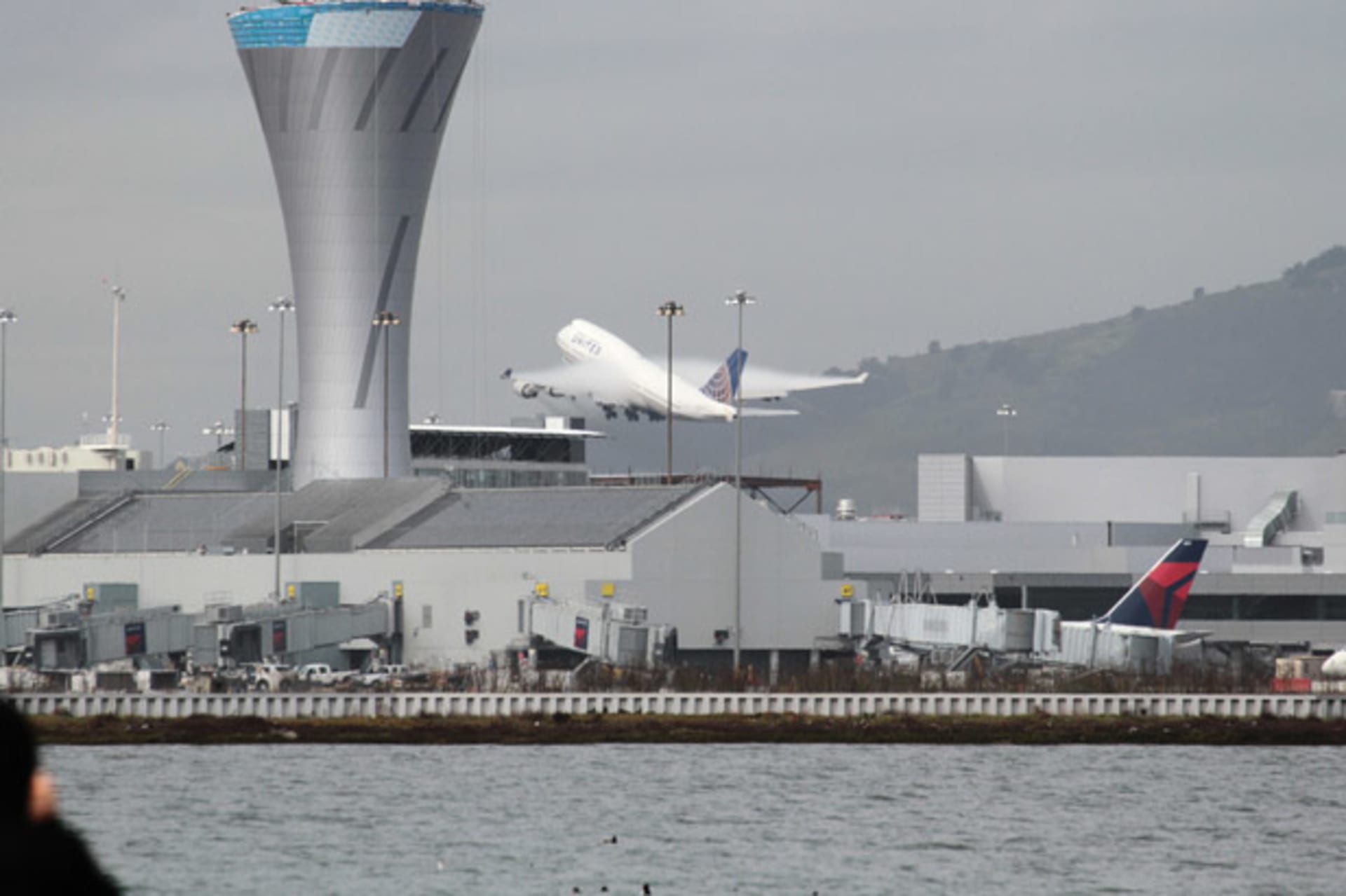<p>United Boeing 747-400 San Francisco International Airport</p>
