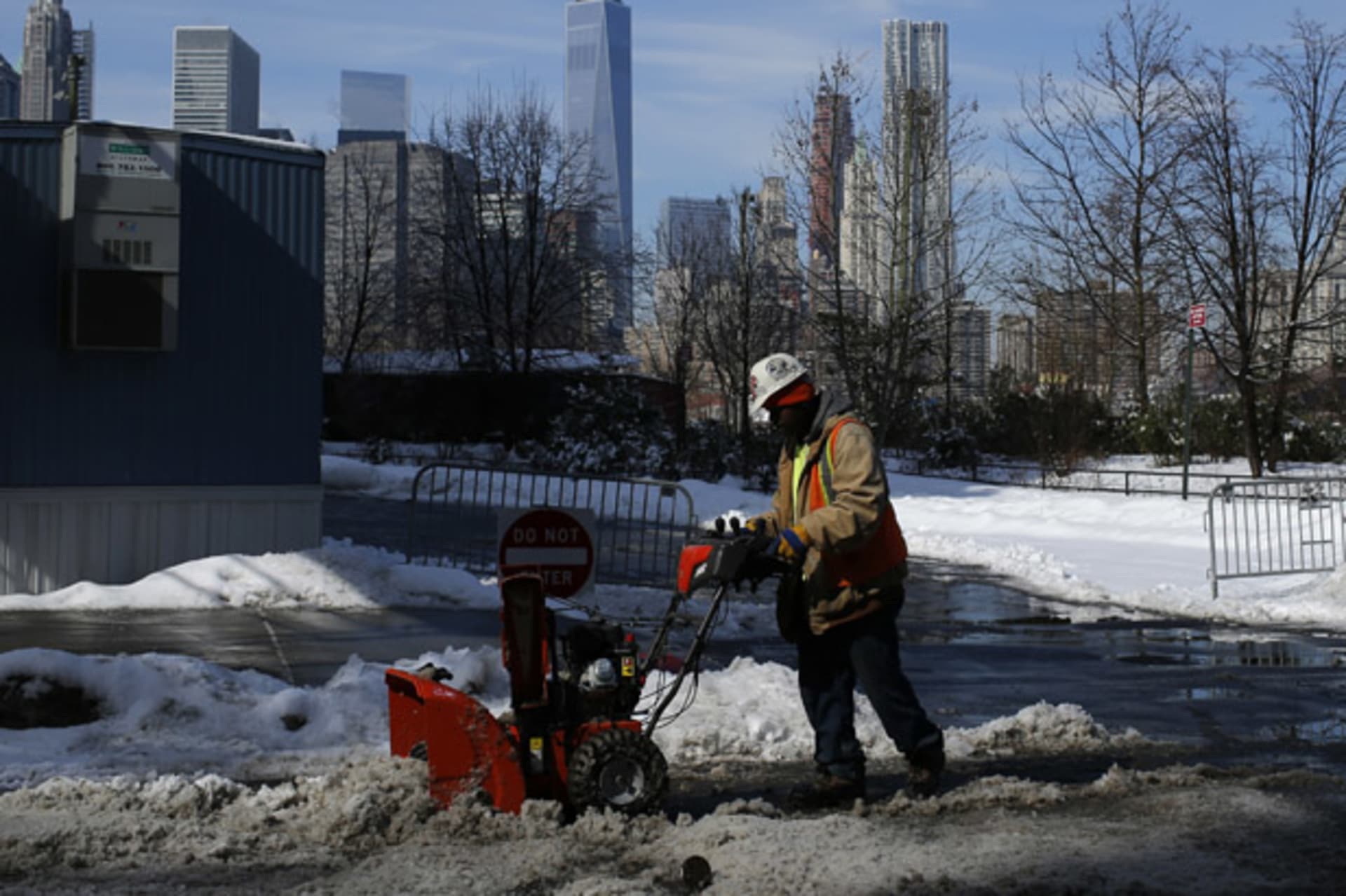 <p>worker clean Brooklyn Bridge Park New York</p>
