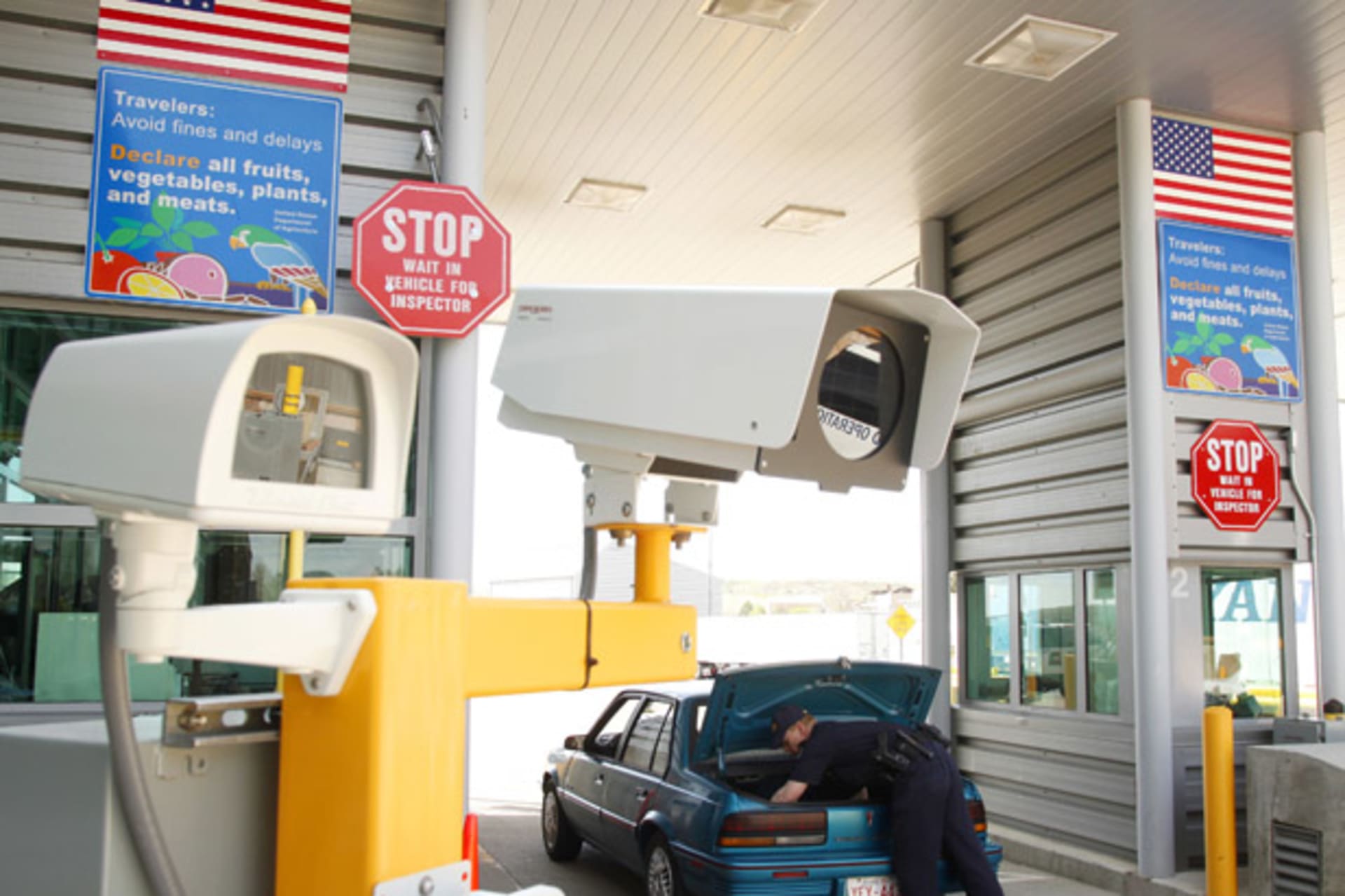 <p>border agents vehicle crossing Sweetgrass Montana</p>
