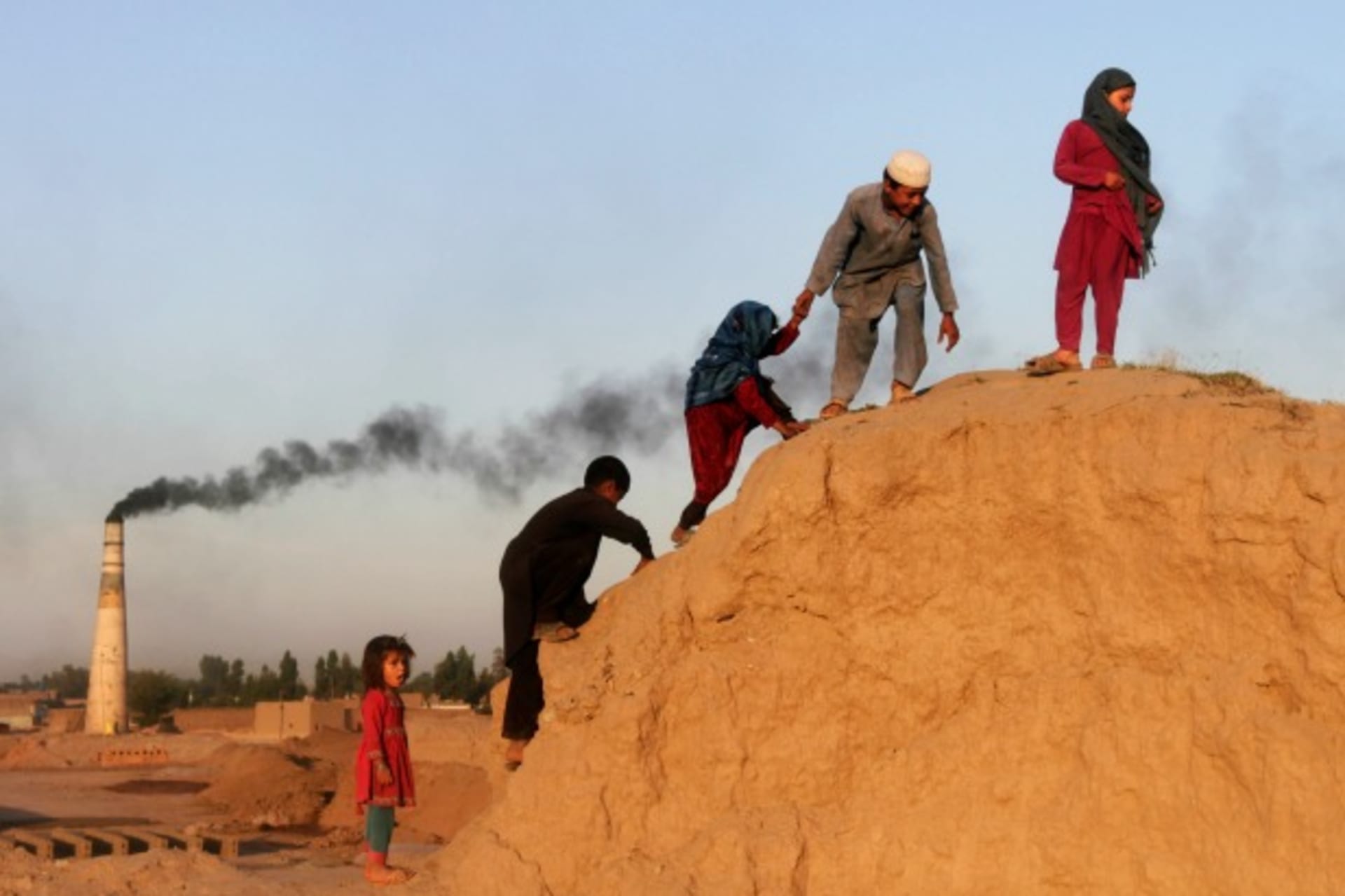 <p>Afghan children play on the outskirts of Jalalabad province, May 2014 (Courtesy Reuters/ Parwiz).</p>
