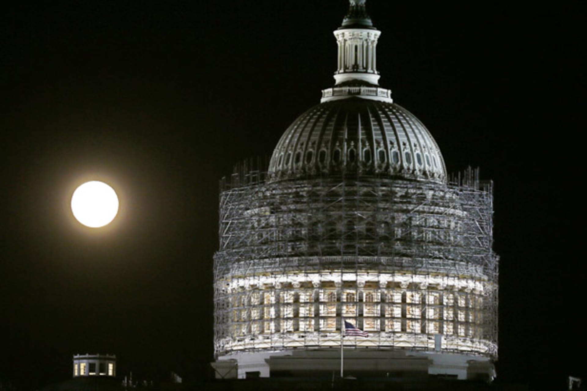 <p>moon Capitol dome</p>
