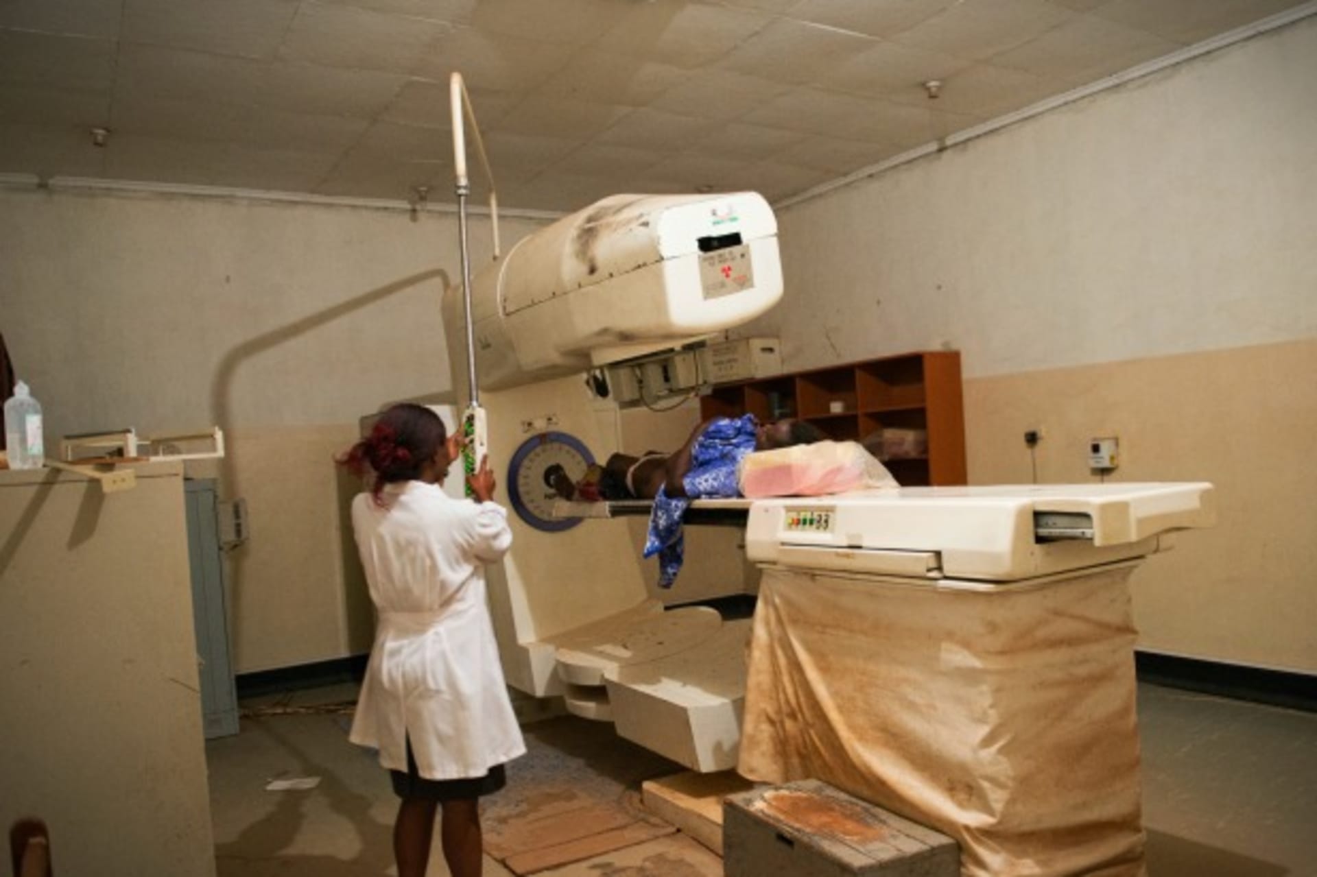 <p>A Ugandan woman receives radiation treatment for cervical cancer at the Mulago Hospital, in Kampala, Uganda, July 2013 (Courtesy Getty Images/Lynsey Addario).</p>
