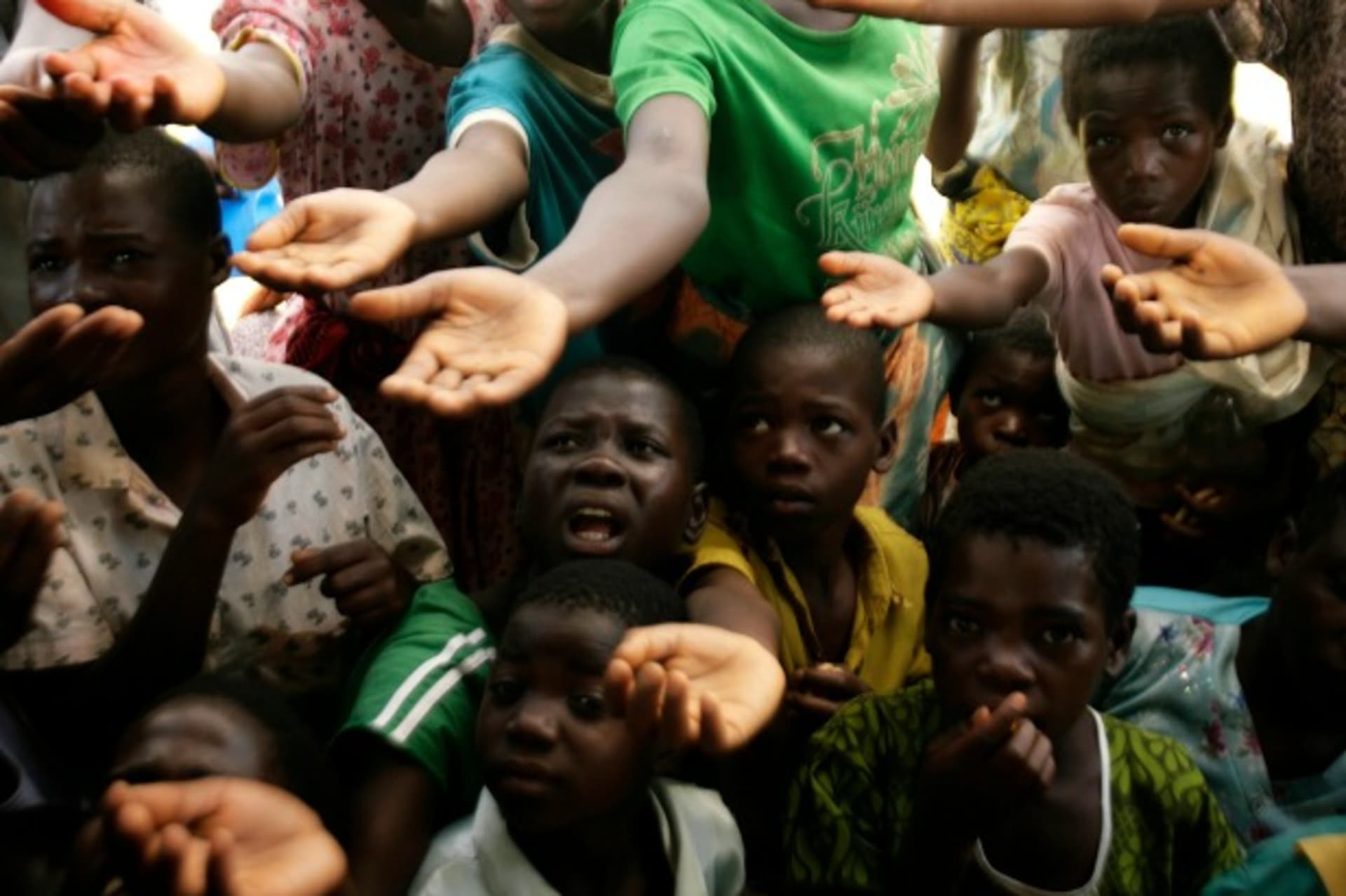 <p>Orphans wait to be given snacks at the Mphandula Childcare Center at Namitete, outside Lilongwe, Malawi, April 2008 (Courtesy Reuters/Siphiwe Sibeko).</p>
