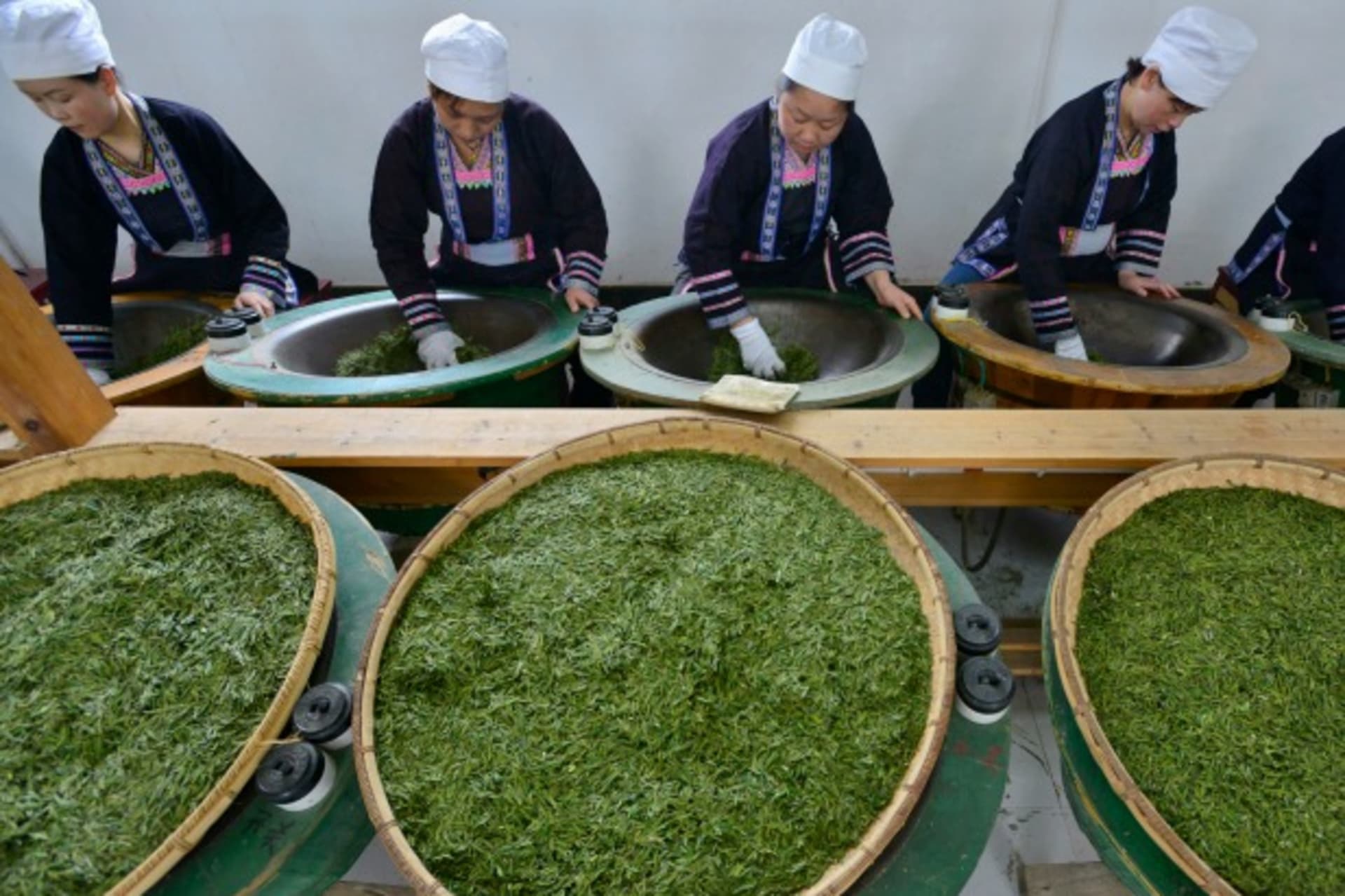 <p>Ethnic Dong women work at a tea leaf processing factory in Liping county, Guizhou province, China, March 2014 (Courtesy Reuters/Sheng Li).</p>

