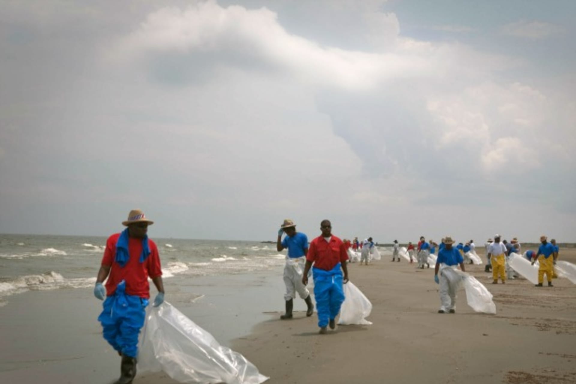 <p>Workers contracted by British Petroleum (BP) search the beach for tar balls from the Deepwater Horizon oil leak. Grand Isle, Louisiana, May 30, 2010 (Courtesy Reuters/Lee Celano).</p>
