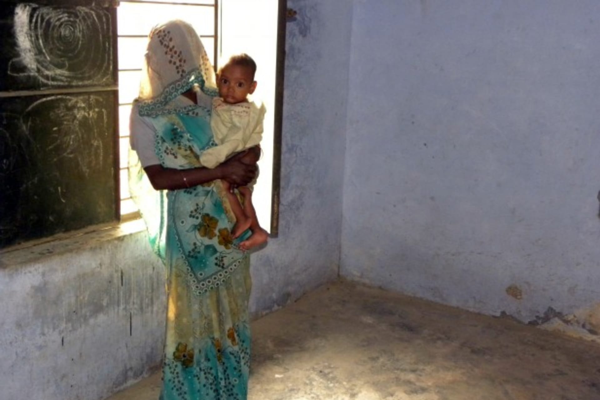 <p>Phul Kumari with her child in India’s northern state of Uttar Pradesh, October 2011 (Courtesy Reuters/TrustLaw/Nita Bhalla).</p>
