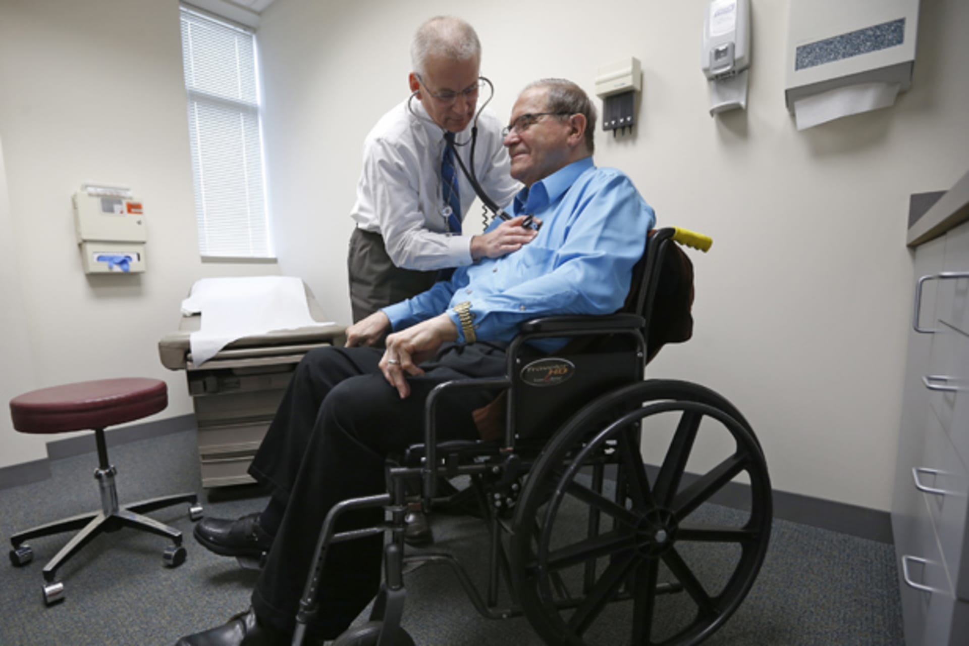 Doctor Stephen Hippler treats patient Don Roth at his office in Peoria, Illinois (Jim Young/Courtesy Reuters).