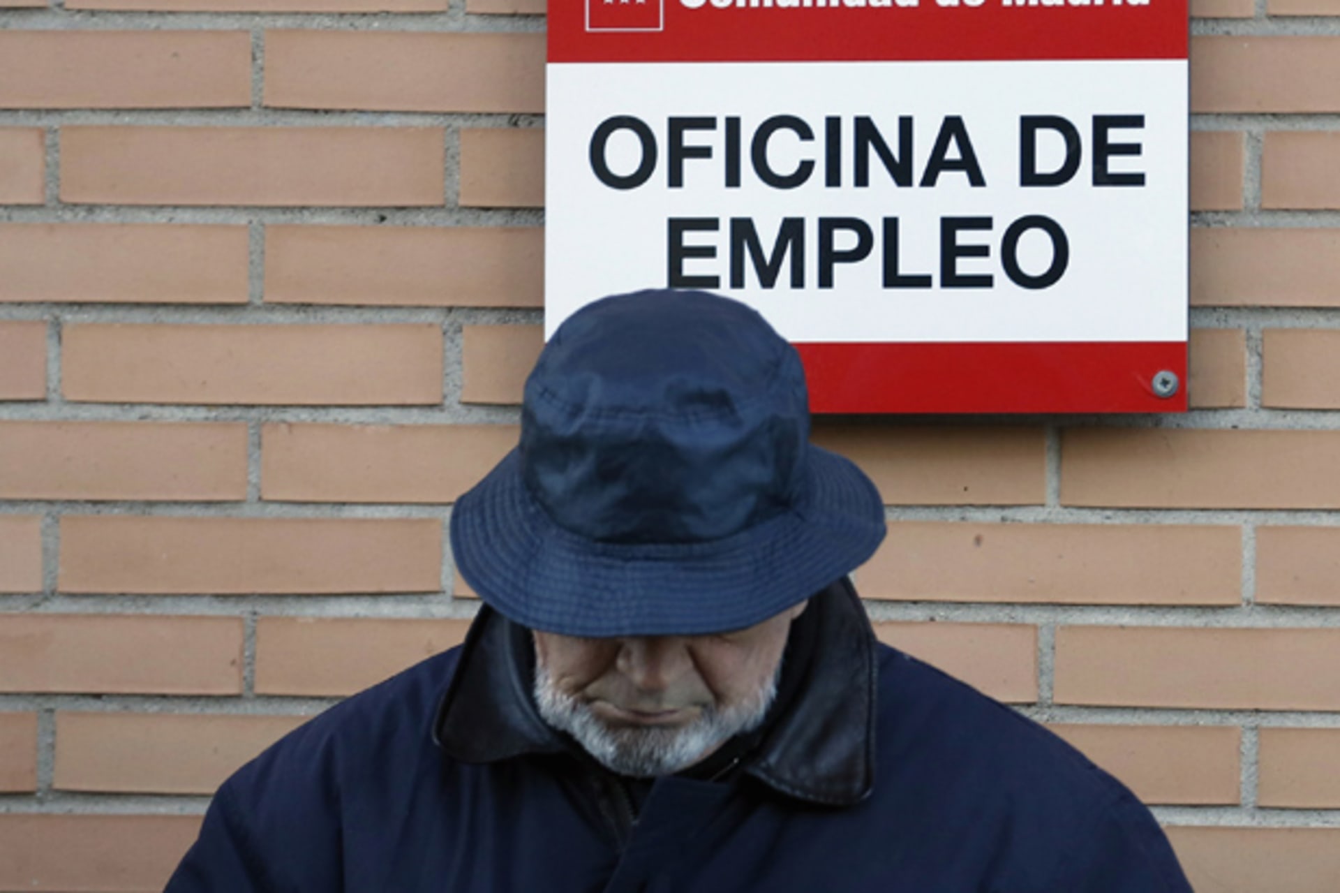 <p>A man looks down as he waits in line to enter a government-run employment office in Madrid (Sergio Perez/Courtesy Reuters).</p>

