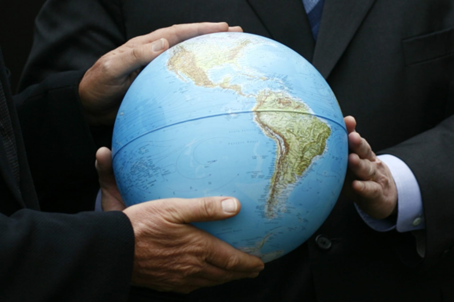 <p>Airline tycoon Richard Branson and former U.S. vice-president Al Gore hold a globe in central London (Kieran Doherty/Courtesy Reuters).</p>

