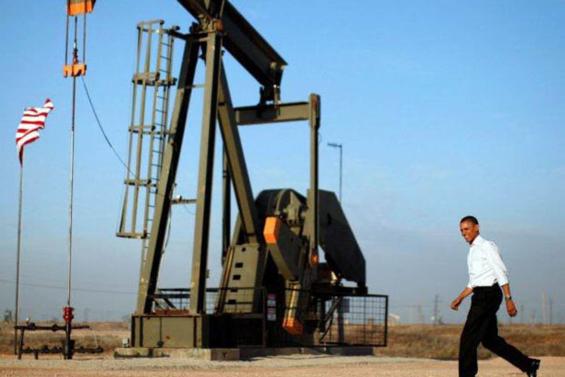 U.S. President Barack Obama walks past a pumpjack on his way to deliver remarks on energy independence in New Mexico, March 21, 2012. (Jason Reed/Courtesy Reuters)