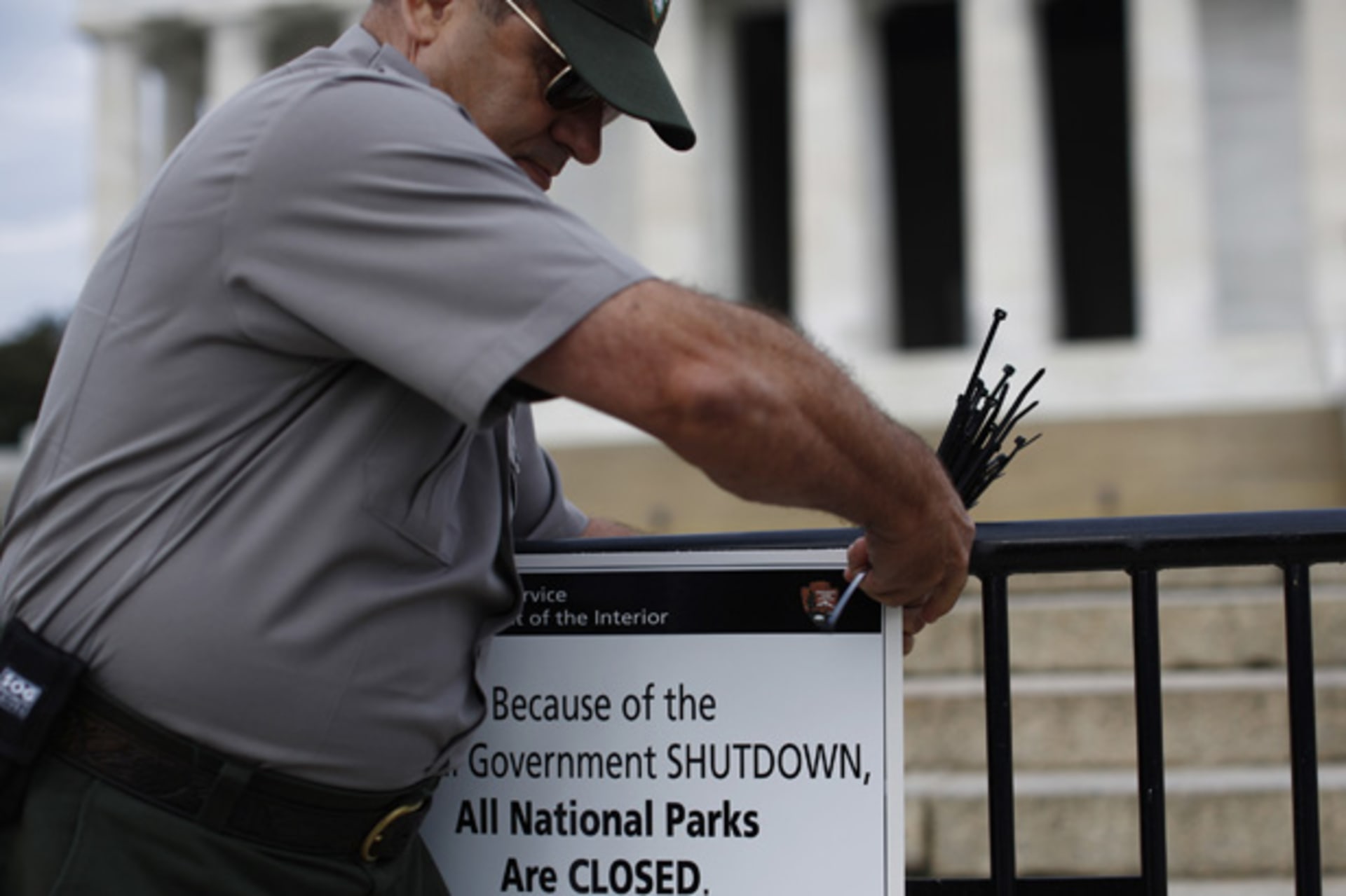 <p>National Park Service employee Richard Trott places a sign barring visitors to the Lincoln Memorial in Washington on October 1, 2013 (Jason Reed/Courtesy Reuters).</p>
