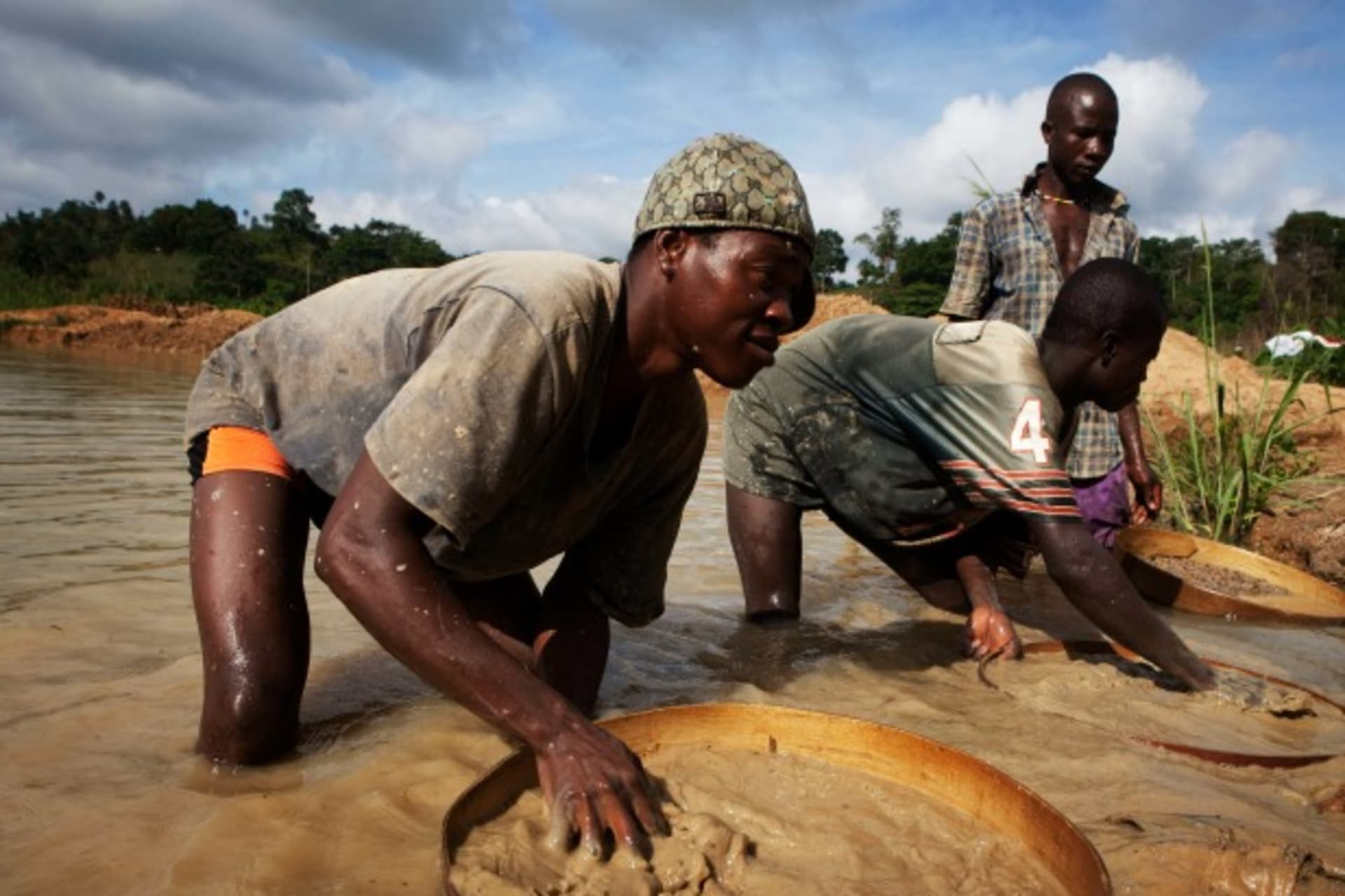 <p>Miners pan for diamonds in eastern Sierra Leone, April 2012 (Courtesy Reuters/Finbarr O’Reilly).</p>
