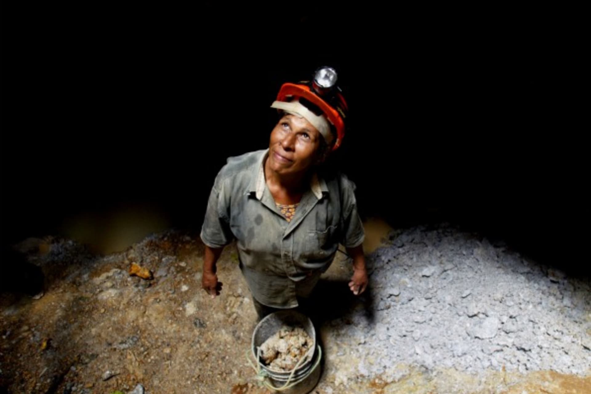<p>A female small scale gold miner working in Nicaragua, 2006 (Courtesy Reuters/Oswaldo Rivas).</p>
