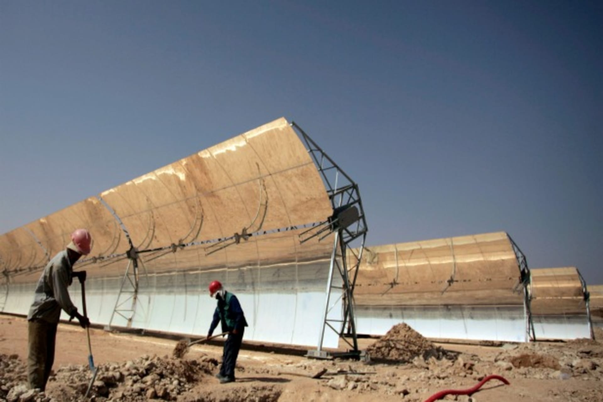 <p>Workers build a thermo-solar power plant in Ain Beni Mathar, Morocco, 2009 (Courtesy Reuters).</p>
