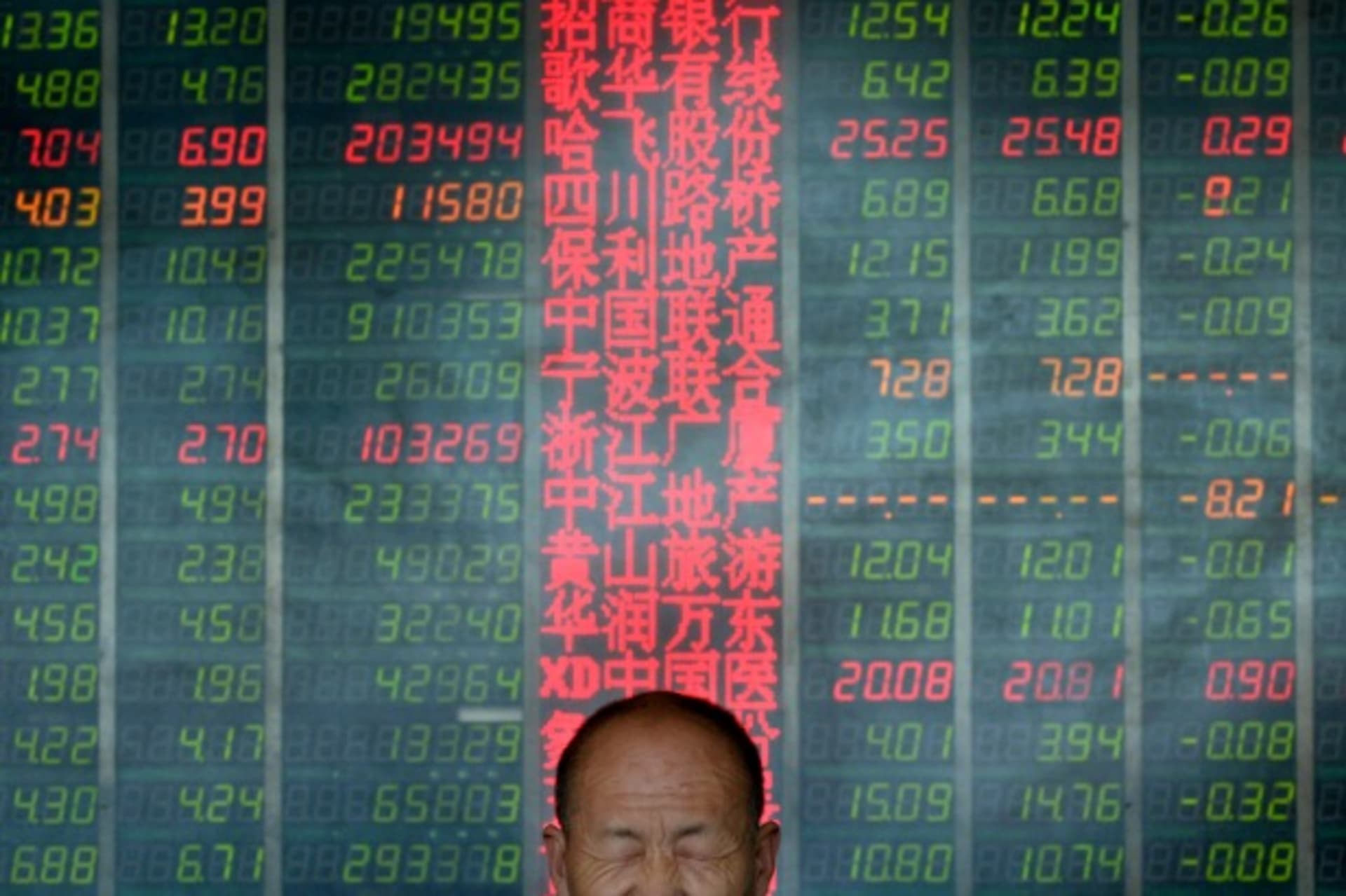 <p>An investor in front of an electronic board showing stock information at a brokerage house in Taiyuan, Shanxi province, May 9, 2013 (Courtesy Reuters/Jon Woo).</p>
