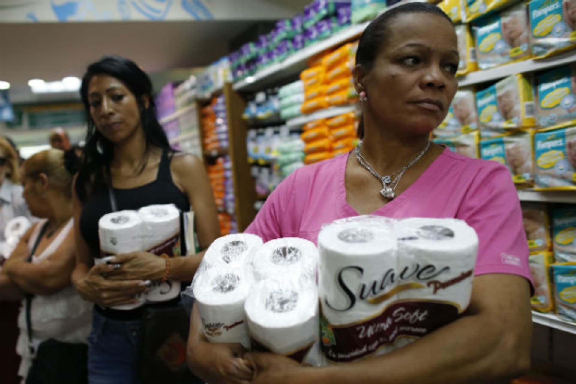 <p>Women wait in line as they buy toilet paper at a supermarket in Caracas May 17, 2013 (Jorge Silva/Courtesy Reuters).</p>
