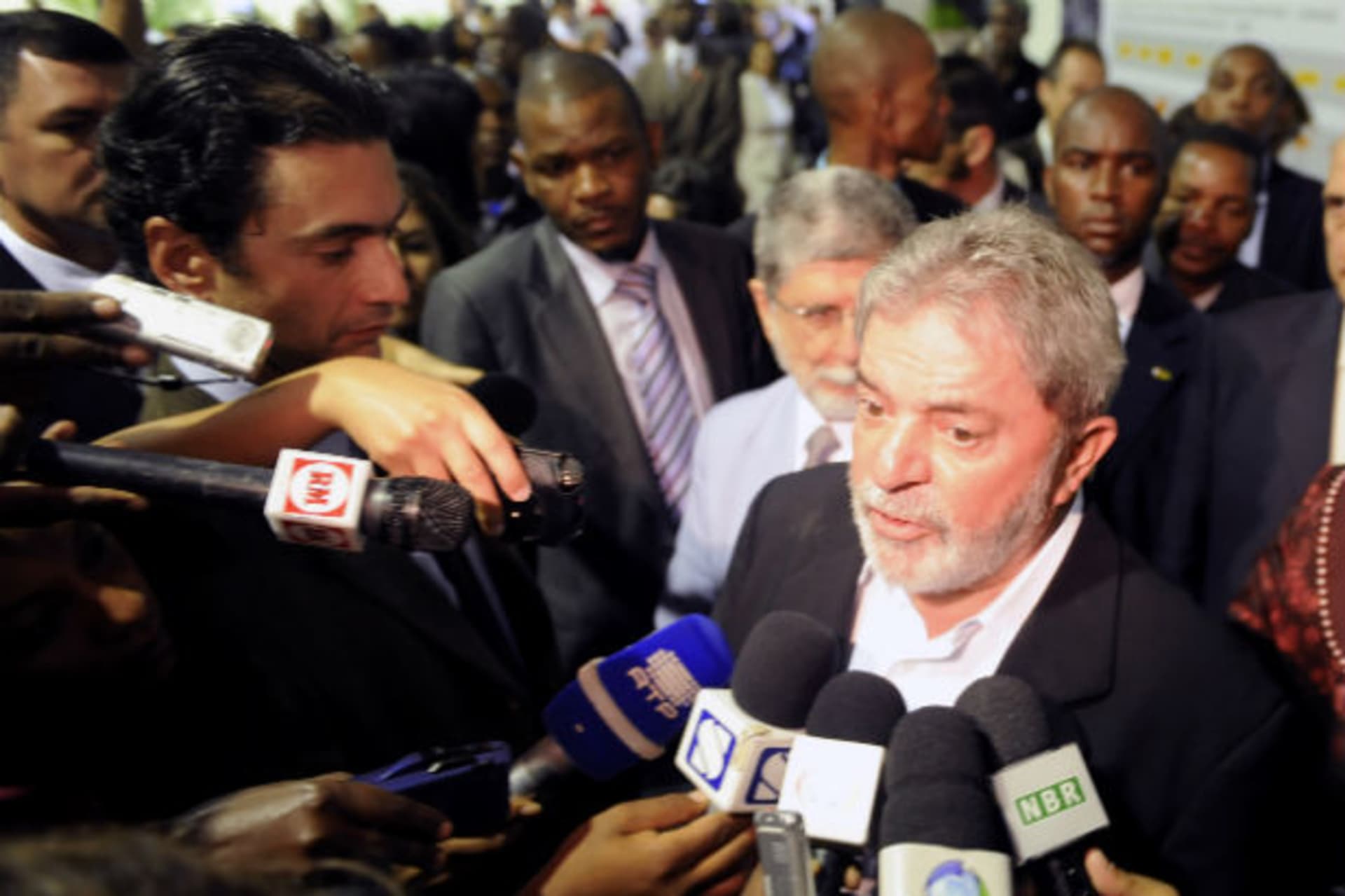 <p>Brazil’s President Luiz Inacio Lula da Silva (C) addresses the media during a visit to the future site of an anti-retroviral factory near Mozambique’s capital Maputo on November 10, 2010 (Grant Lee Neuenberg/Courtesy Reuters).</p>
